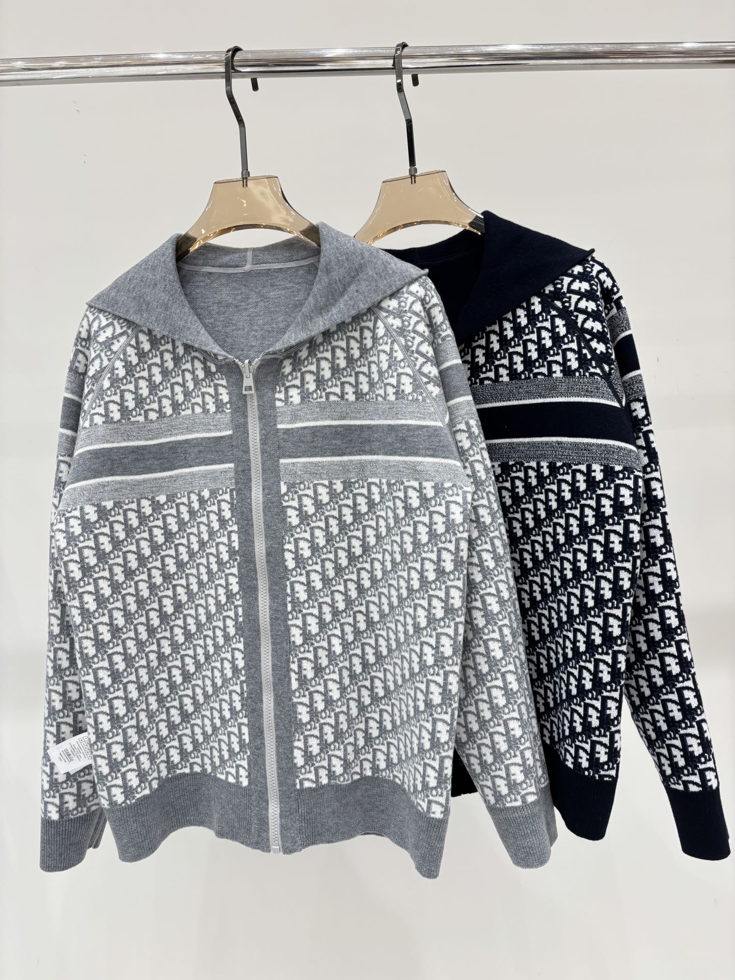 NO:467713,aD home cardigan | 25 early autumn new double-sided letter logo jacquard contrasting color full print casual metal zipper knit cardigan color gray navy blue sizeS M L,,dior,alexander wang19860909aD家开衫｜25早秋新款双面穿字母logo提花撞色满印休闲金属拉链针织开衫 颜色灰色 藏蓝色 sizeS M L,,dior,alexander wang,Women's clothing
