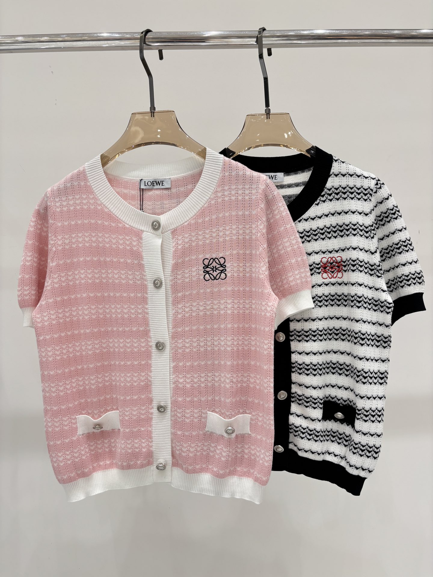 NO:464232,Luo Yiwei Short Sleeve | 25 summer new round neck letter logo embroidered jacquard striped contrasting metal button light casual knitted short sleeve cardigan color pink black sizeS M L,,loewe,T-shirt,alexander wang19860909罗意威短袖｜25夏季新款圆领字母logo刺绣提花条纹撞色金属扣轻薄休闲针织短袖开衫 颜色粉色 黑色 sizeS M L,,loewe,T-shirt,alexander wang,Women's clothing