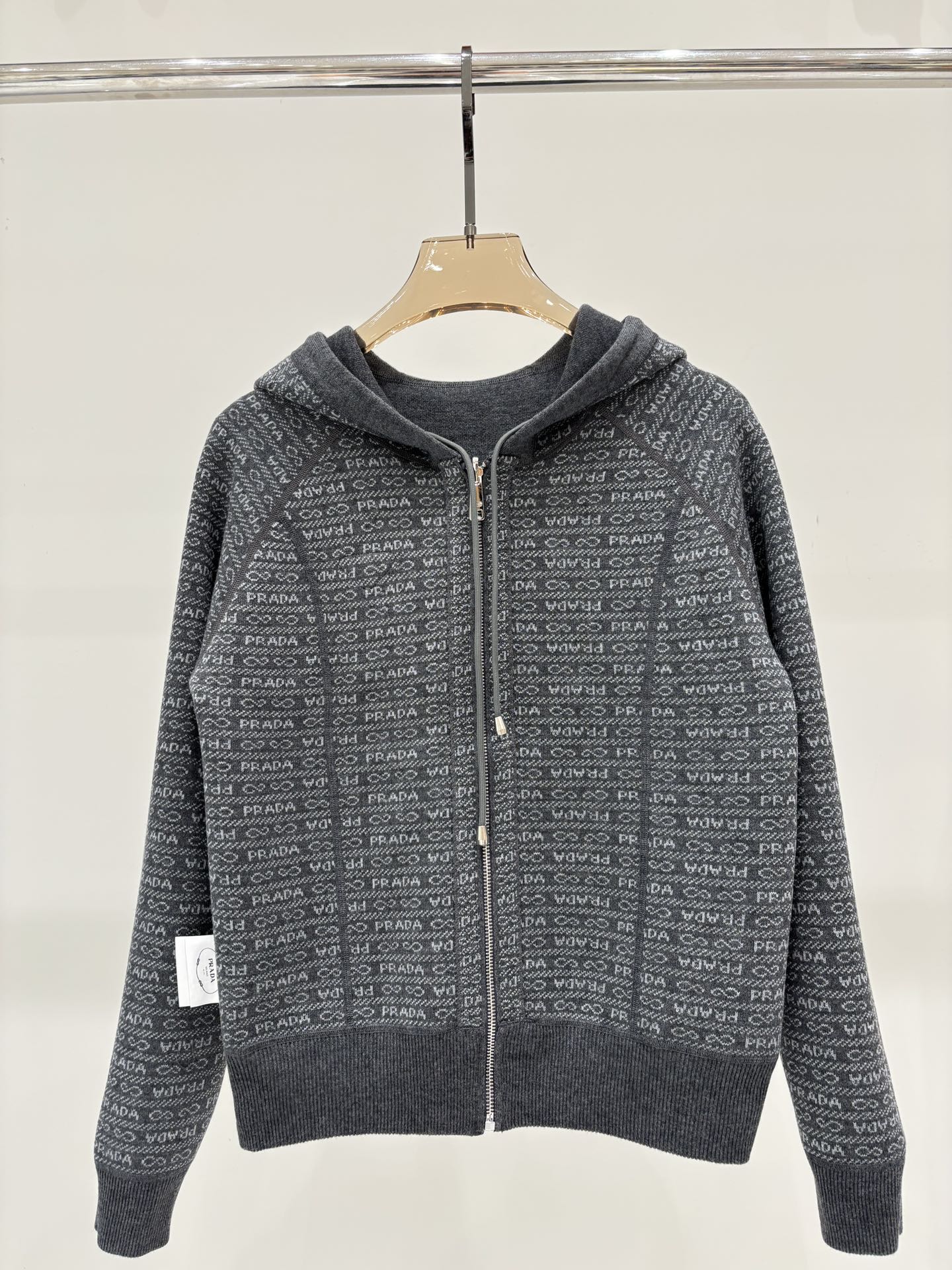 NO:535513,Prada jacket｜25 early autumn new hooded letter logo jacquard full print inlay metal zipper buckle leather belt simple casual double-sided knitted jacket color gray sizeS M L,,prada,jackets & coats,hats,alexander wang19860909普拉达外套｜25早秋新款连帽字母logo提花满印嵌花金属拉链扣皮质腰带简约休闲双面穿针织外套 颜色灰色 sizeS M L,,prada,jackets & coats,hats,alexander wang,Women's clothing