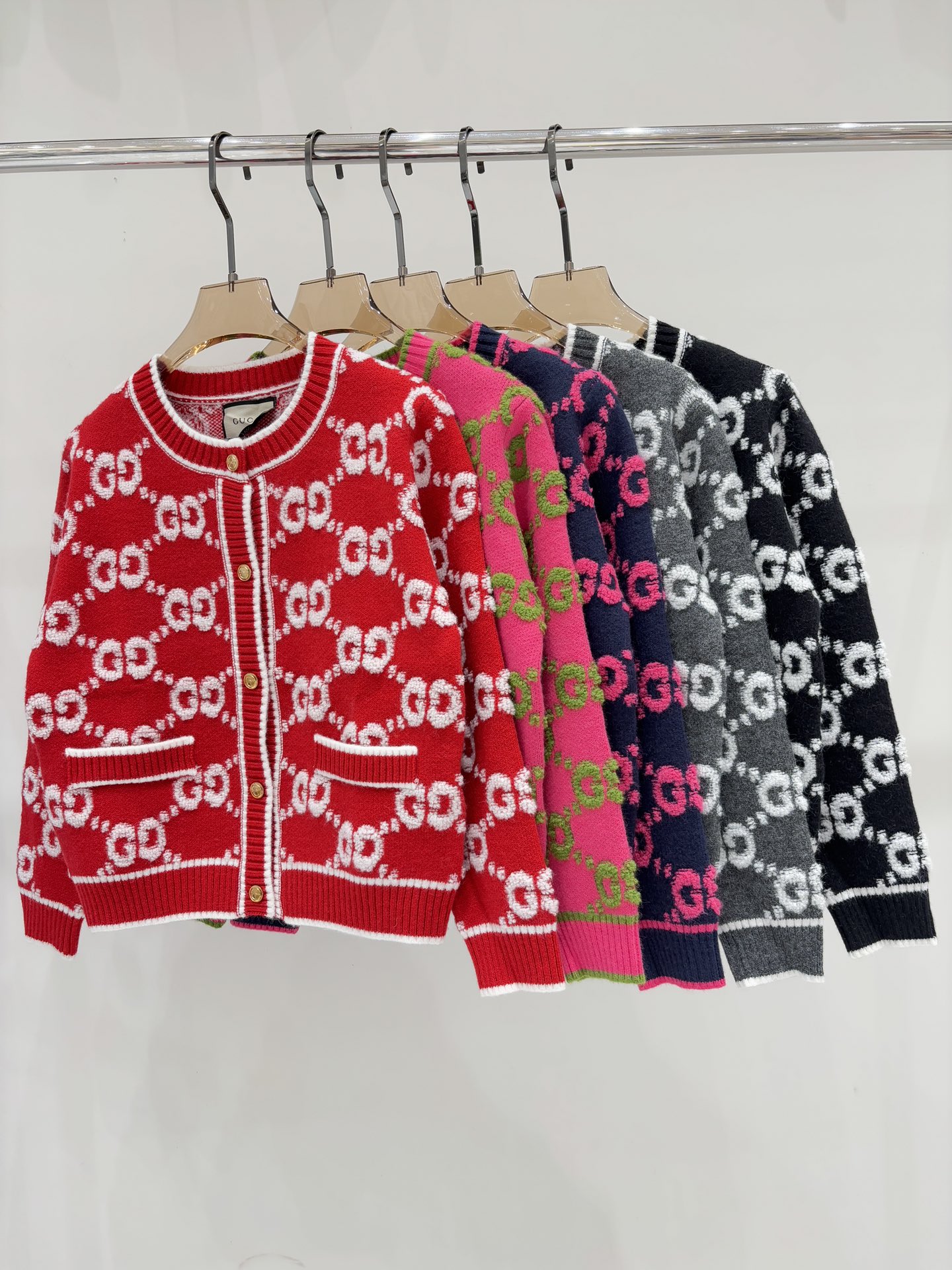NO:492641,G home cardigan｜25 early autumn new round neck letter logo hanging hair contrast color inlay metal buckle casual soft knitted cardigan color red purple pink gray black sizeS M L,,gucci,alexander wang19860909G家开衫｜25早秋新款圆领字母logo挂毛撞色嵌花金属扣休闲软糯针织开衫 颜色红色 紫色 粉色 灰色 黑色 sizeS M L,,gucci,alexander wang,Women's clothing