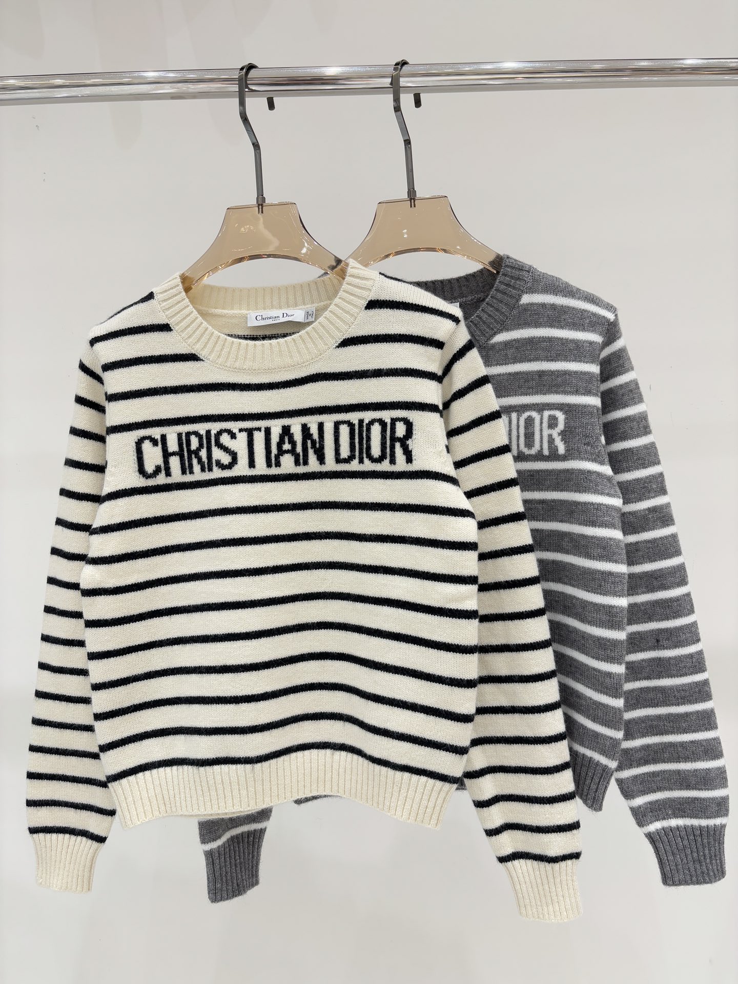 NO:492632,D Parent long sleeves | 25 early autumn new round neck letter logo jacquard stripes contrast color casual knitted long sleeves color apricot gray sizeS M L,,dior,alexander wang19860909D家长袖｜25早秋新款圆领字母logo提花条纹撞色休闲针织长袖 颜色杏色 灰色 sizeS M L,,dior,alexander wang,Women's clothing