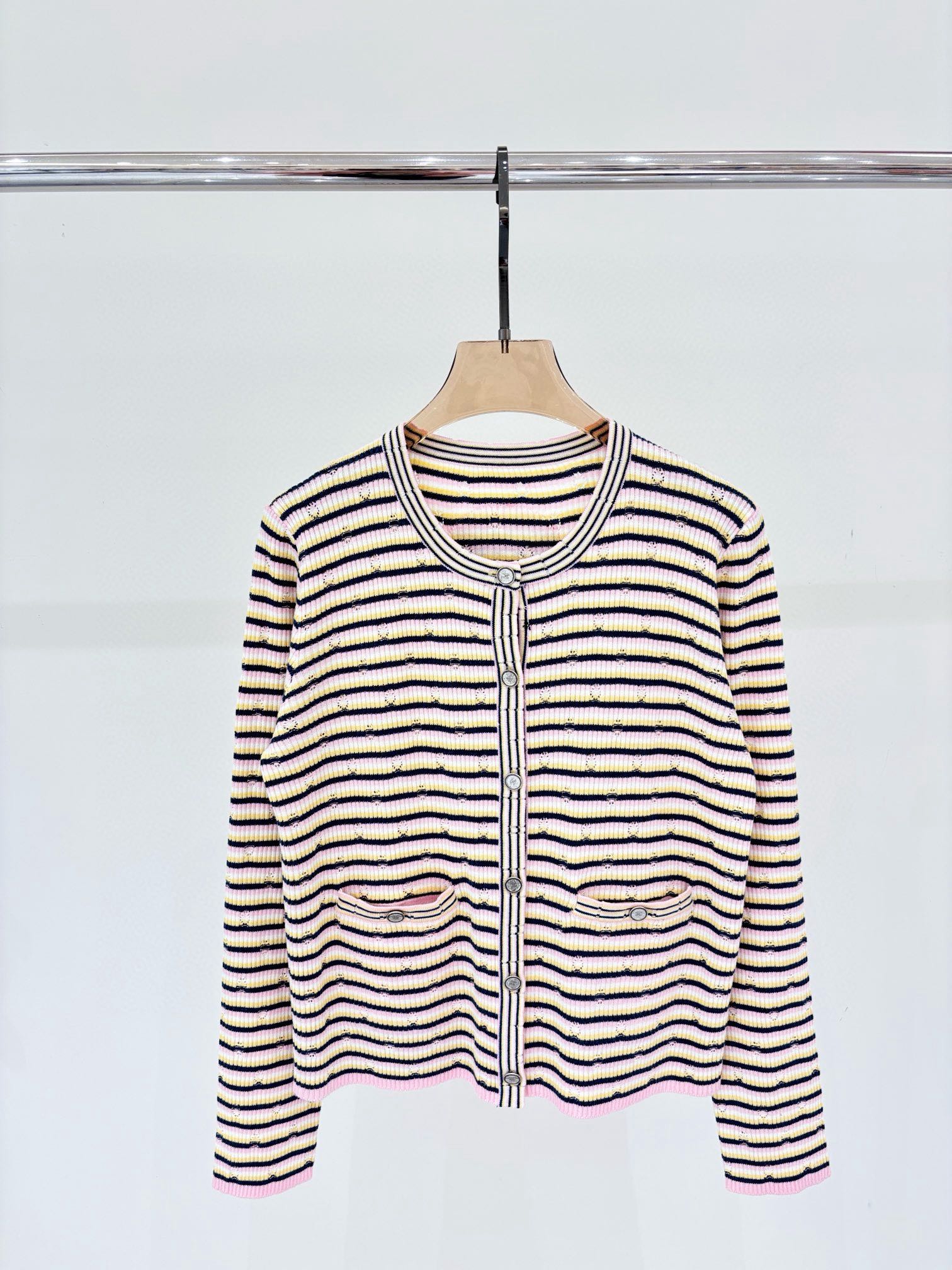 NO:492623,Xiaoxiang cardigan｜25 early autumn new round neck contrasting striped letter logo logo casual knit cardigan uniform color sizeSML, alexander wang19860909小香开衫｜25早秋新款圆领撞色条纹字母logo徽标休闲针织开衫 颜色均色 sizeSML,,alexander wang,Women's clothing