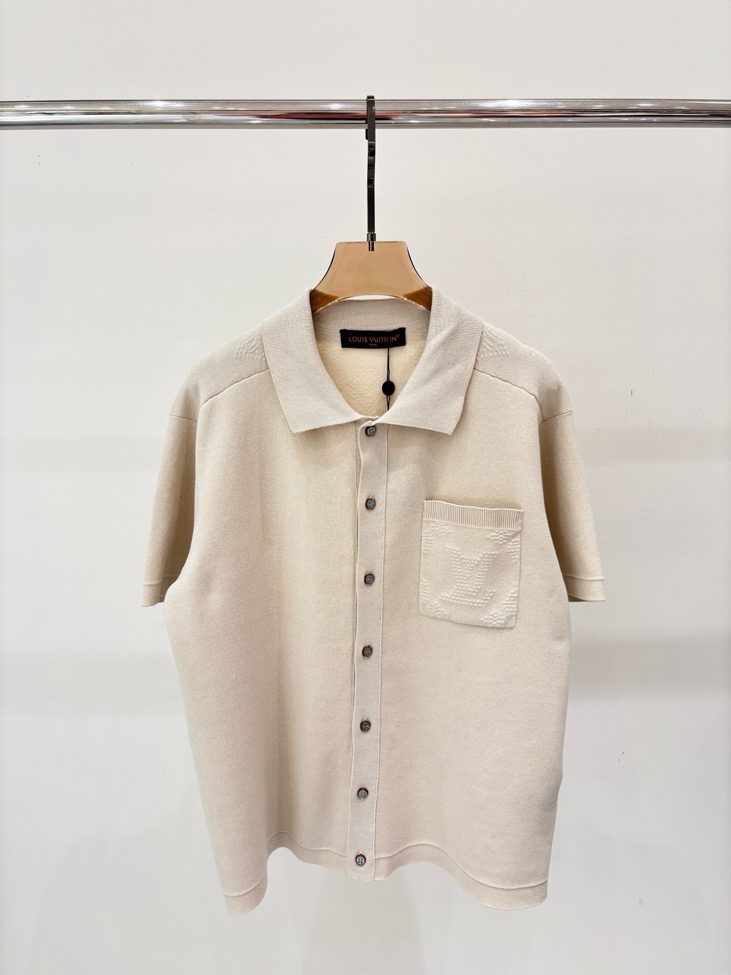 NO:492618,L home short sleeves | 25 early autumn new lapel letter logo embossed jacquard simple casual knitted short sleeves color uniform color size SML,,louis vuitton,T-shirt,alexander wang19860909L家短袖｜25早秋新款翻领字母logo压纹提花简约休闲针织短袖 颜色 均色 size SML,,louis vuitton,T-shirt,alexander wang,Women's clothing