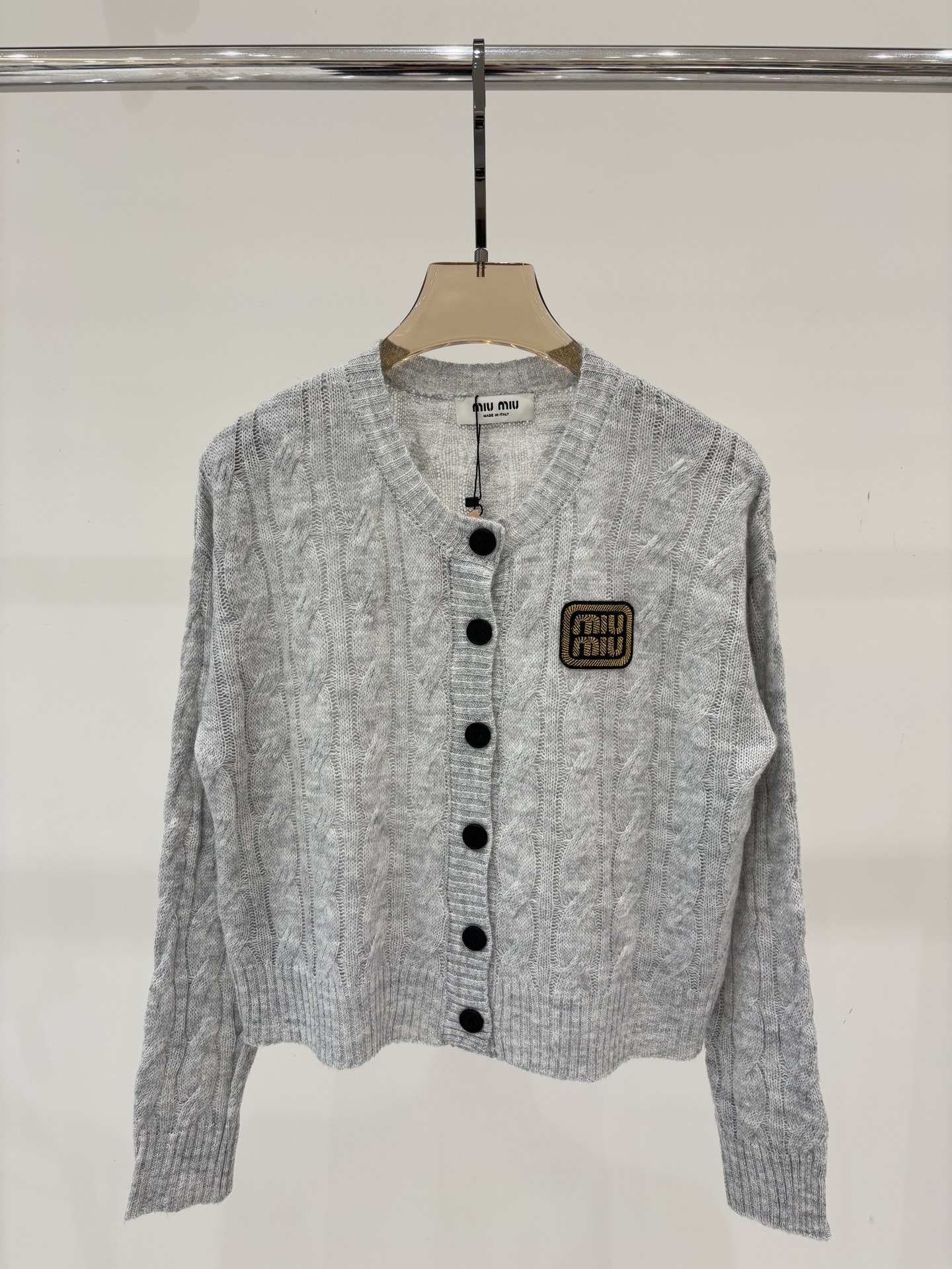 NO:492598,miu cardigan｜25 early autumn new round neck letter logo gold thread embroidery patch decorative inlay button simple casual knitted cardigan color gray sizeS M L,,miumiu,alexander wang19860909miu开衫｜25早秋新款圆领字母logo金线刺绣贴布装饰嵌花钮扣简约休闲针织开衫 颜色灰色 sizeS M L,,miumiu,alexander wang,Women's clothing