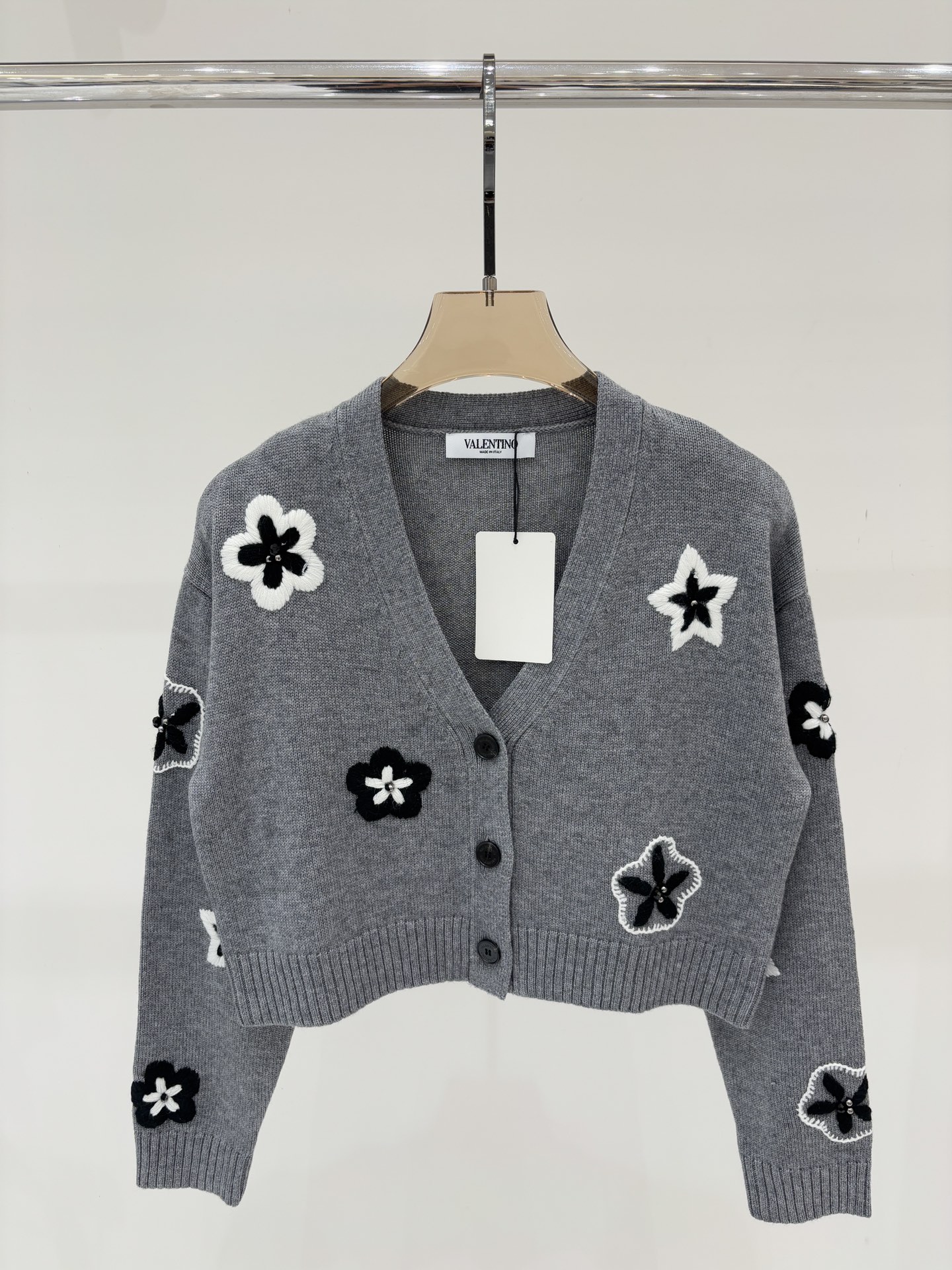 NO:492630,Valentino cardigan | 25 early autumn new V-neck beaded black and white embroidered flower decoration simple short casual knitted cardigan color gray sizeS M L,,valentino,alexander wang19860909华伦天奴开衫｜25早秋新款v领串珠黑白刺绣花朵装饰简约短款休闲针织开衫 颜色灰色 sizeS M L,,valentino,alexander wang,Women's clothing