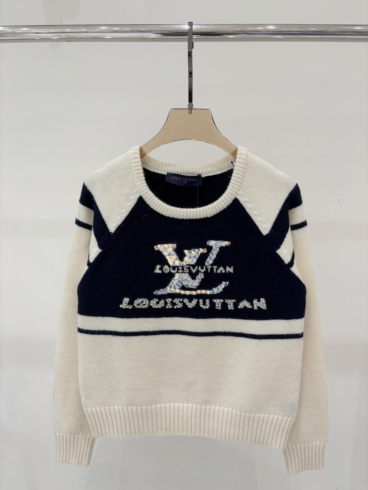 NO:492638,L Parent Long Sleeve | 25 Early Autumn New Round Collar Letter Logo Sequin Decoration Inlay Contrast Simple Ragsling Sleeve Casual Knitted Long Sleeve Color Beige SizeS M L,,louis vuitton,alexander wang19860909L家长袖｜25早秋新款圆领字母logo亮片装饰嵌花撞色简约插肩袖休闲针织长袖 颜色米色 sizeS M L,,louis vuitton,alexander wang,Women's clothing