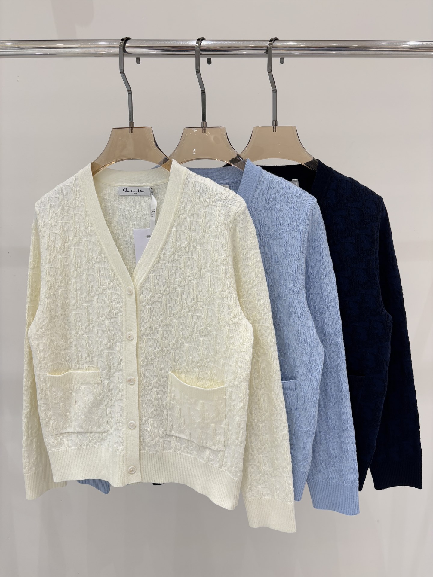 NO:492634,D home cardigan｜25 early autumn new v-neck letter logo three-dimensional relief contrasting color full jacquard casual knitted cardigan color beige blue navy sizeS M L,,dior,alexander wang19860909D家开衫｜25早秋新款v领字母logo立体浮雕撞色满件提花休闲针织开衫 颜色米色 蓝色 藏青 sizeS M L,,dior,alexander wang,Women's clothing