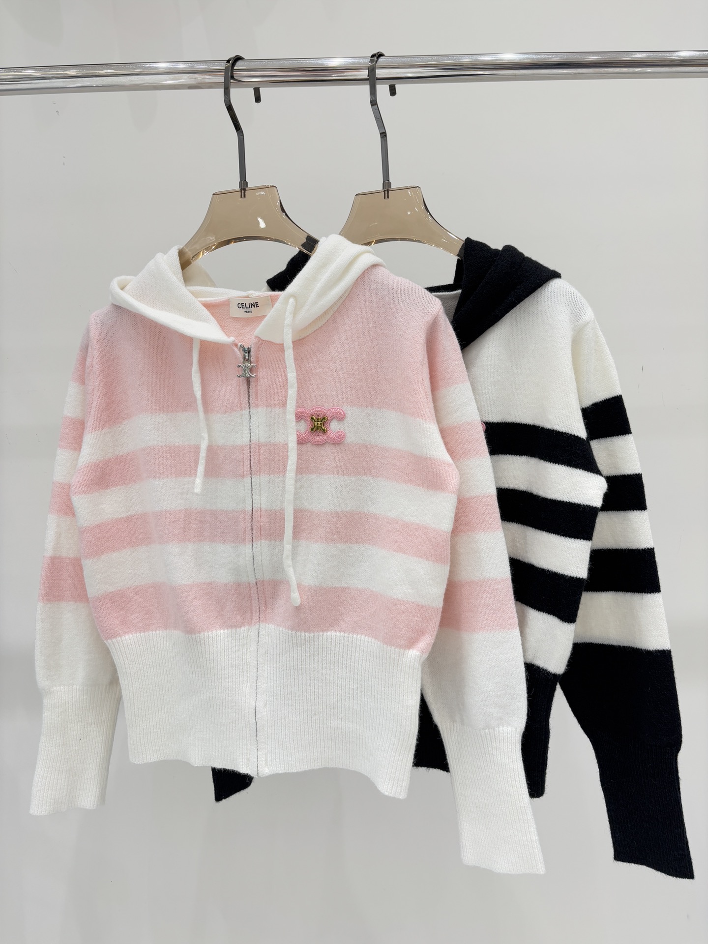 NO:492621,Sailin Cardigan｜25 early autumn new hooded letter logo metal inlay patch jacquard stripes contrasting color casual knitted cardigan color pink black sizeS M L,,hats,alexander wang19860909赛林开衫｜25早秋新款连帽字母logo金属嵌花贴布提花条纹撞色休闲针织开衫 颜色粉色 黑色 sizeS M L,,hats,alexander wang,Women's clothing