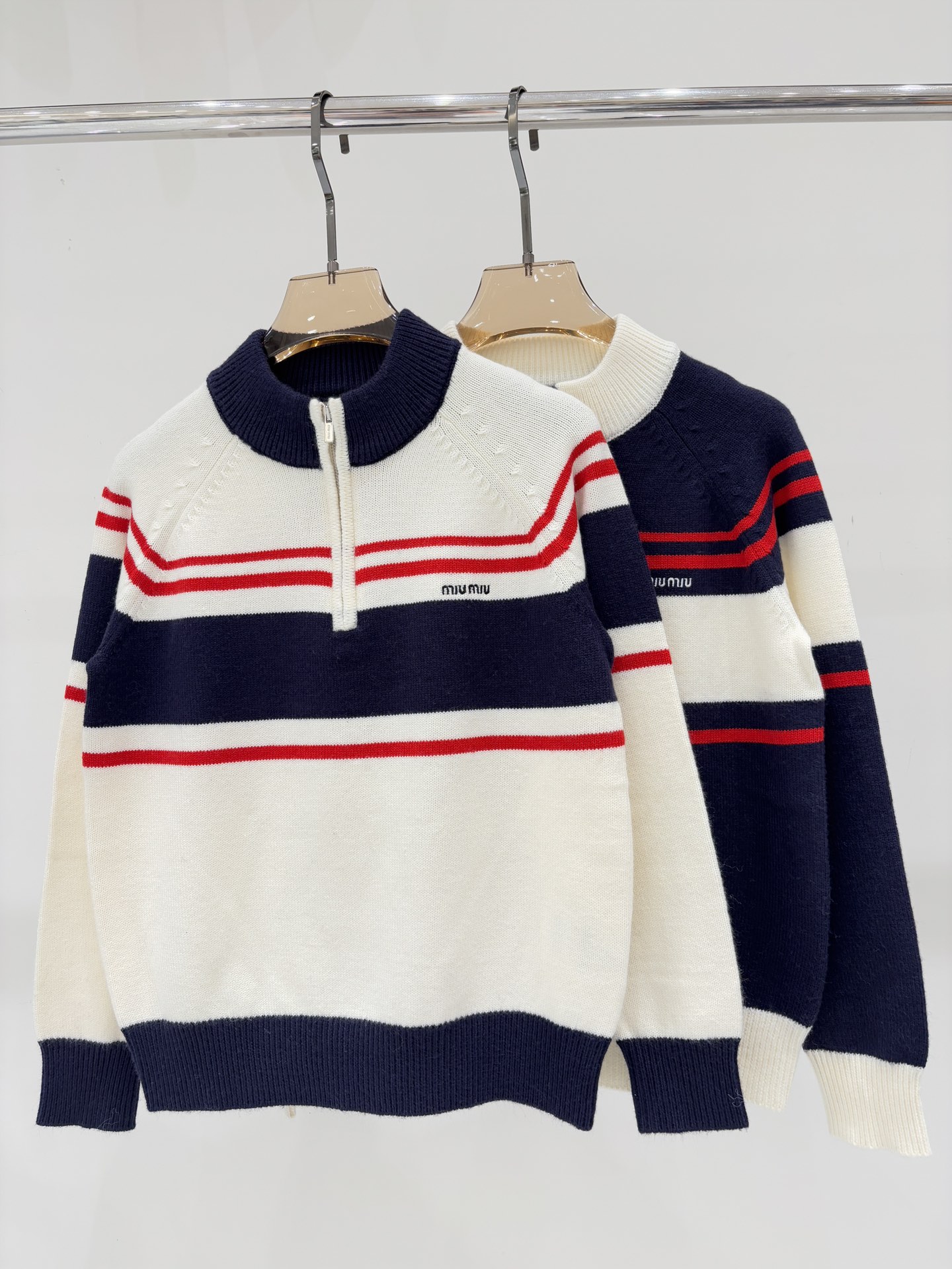 NO:492611,miu long sleeves｜25 early autumn new stand collar letter logo embroidery jacquard stripes contrasting color simple casual sports style knitted long sleeves color white Navy sizeS M L,,miumiu,alexander wang19860909miu长袖｜25早秋新款立领字母logo刺绣提花条纹撞色简约休闲运动风针织长袖 颜色白色 藏青 sizeS M L,,miumiu,alexander wang,Women's clothing