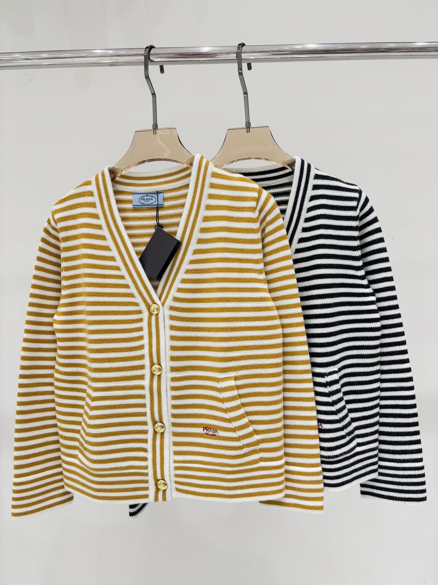 NO:492606,Prada Cardigan | 25 early autumn new V-neck letter logo embroidery stripes contrasting color simple metal buckle casual knit cardigan color yellow black sizeS M L,,prada,alexander wang19860909普拉达开衫｜25早秋新款v领字母logo刺绣条纹撞色简约金属扣休闲针织开衫 颜色黄色 黑色 sizeS M L,,prada,alexander wang,Women's clothing