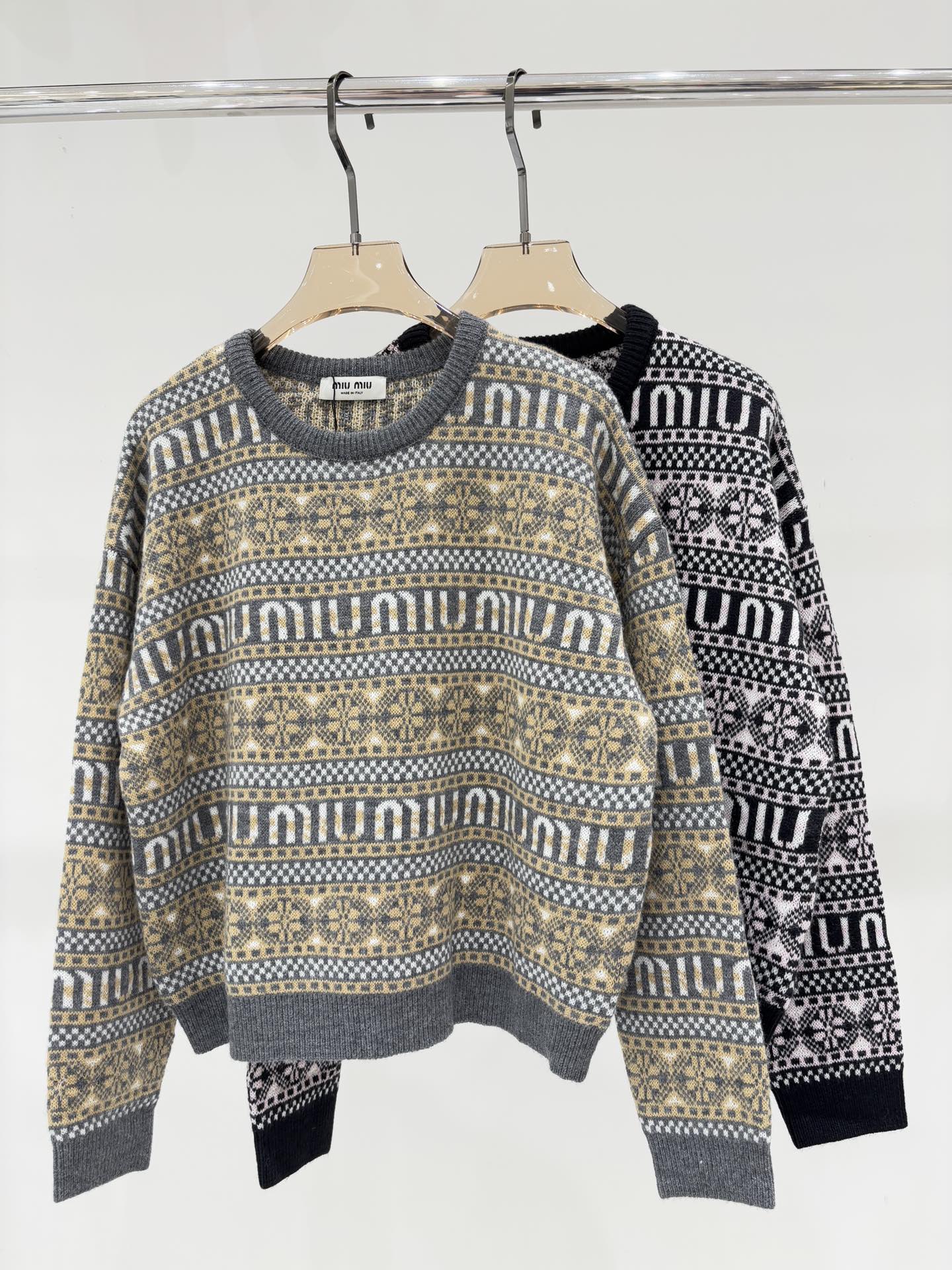 NO:492601,miu long sleeves｜25 early autumn new round neck letter logo round pattern stripes contrasting color jacquard casual knitted long sleeves color gray black sizeS M L,,miumiu,alexander wang19860909miu长袖｜25早秋新款圆领字母logo圆形花纹条纹撞色提花休闲针织长袖 颜色灰色 黑色 sizeS M L,,miumiu,alexander wang,Women's clothing