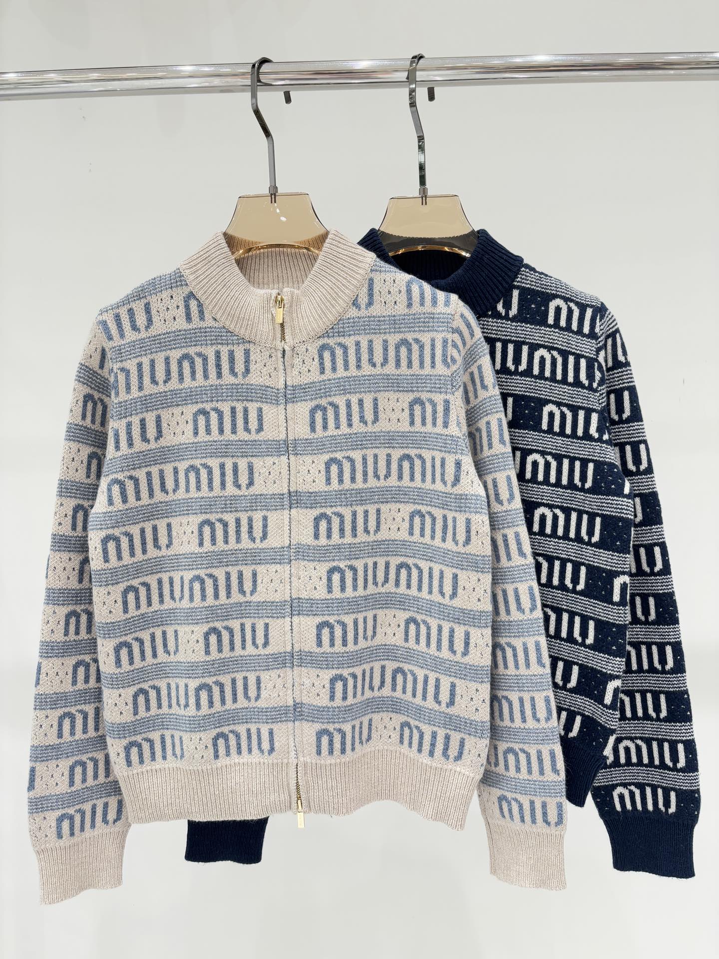 NO:492595,miu jacket｜25 early autumn new stand collar letter logo contrast color full jacquard striped color block casual knitted cardigan color apricot color hidden blue sizeS M L,,miumiu, jackets & coats,alexander wang19860909miu外套｜25早秋新款立领字母logo撞色满件提花条纹拼色休闲针织开衫 颜色杏色 藏蓝 sizeS M L,,miumiu,jackets & coats,alexander wang,Women's clothing