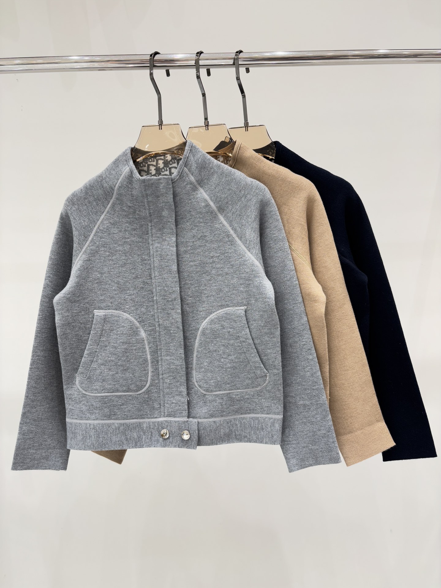 NO:492637,D home jacket｜25 early autumn new turtleneck classic old-fashioned pattern double-sided jacquard zipper snap button simple casual knitted jacket jacket color gray khaki hiding blue sizeS M L,,dior, jackets & coats, jackets & coats, alexander wang19860909D家外套｜25早秋新款高领经典老花图案双面提花拉链按扣简约休闲针织夹克外套 颜色灰色 卡其 藏蓝 sizeS M L,,dior,jackets & coats,jackets & coats,alexander wang,Women's clothing