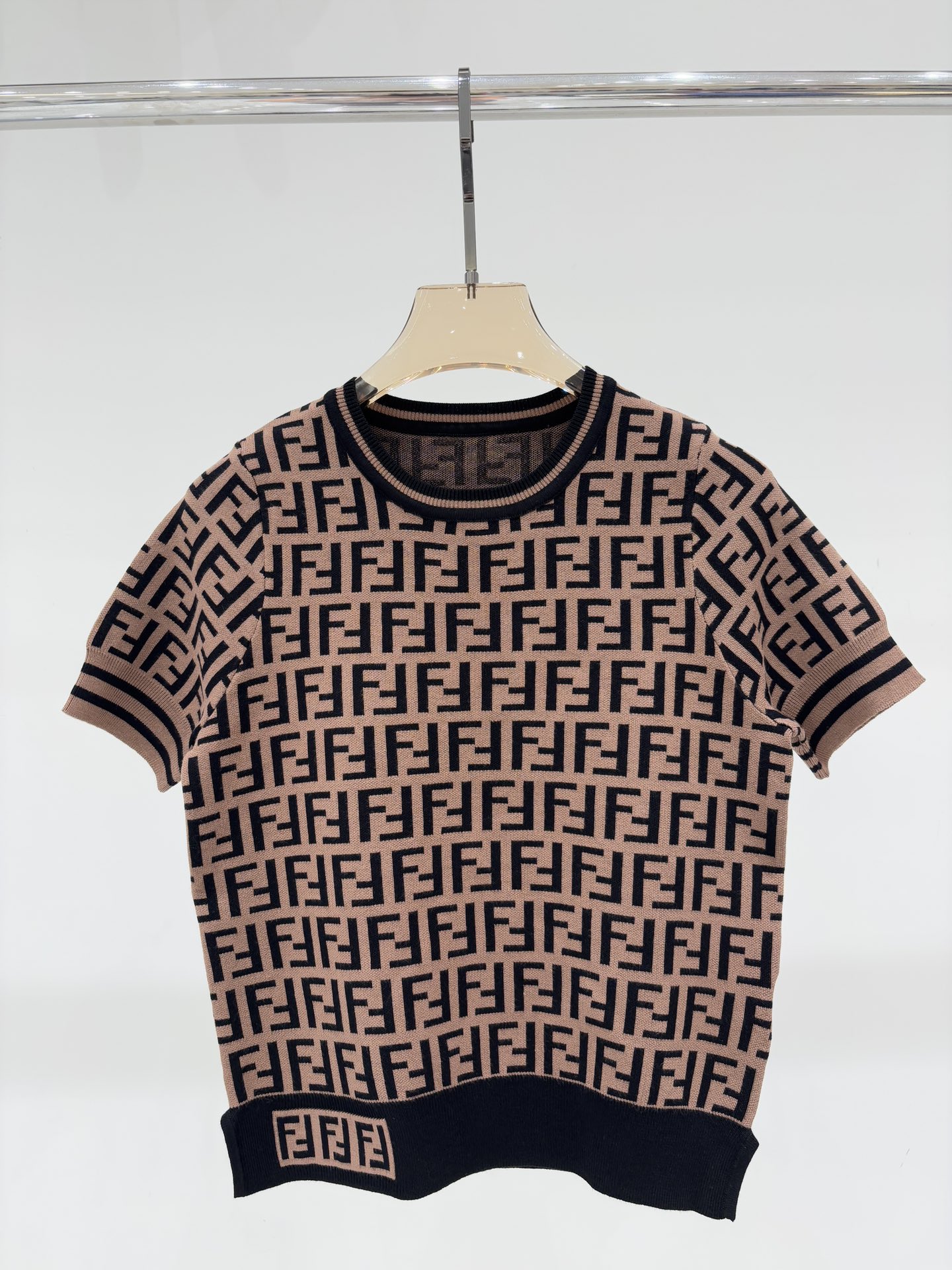 NO:492633,Fendi short sleeves｜25 early autumn new round neck classic double F presbyterian letter logo jacquard full print casual knitted short sleeve color brown sizeS M L,,fendi,T-shirt,alexander wang19860909芬迪短袖｜25早秋新款圆领经典双Ｆ老花字母logo提花满印休闲针织短袖 颜色褐色 sizeS M L,,fendi,T-shirt,alexander wang,Women's clothing