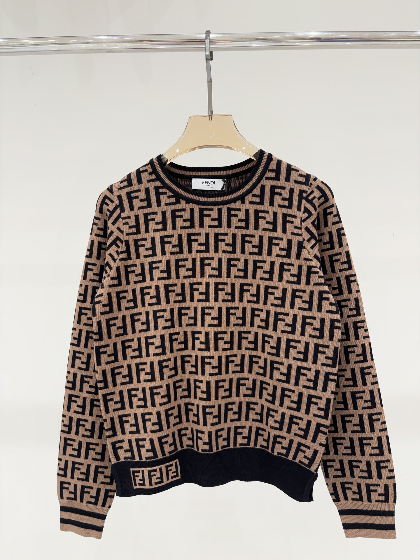 NO:492629,Fendi long sleeves｜25 early autumn new round neck classic double F presbyterian letter logo jacquard full print casual knitted long sleeve color brown sizeS M L,,fendi,alexander wang19860909芬迪长袖｜25早秋新款圆领经典双Ｆ老花字母logo提花满印休闲针织长袖 颜色褐色 sizeS M L,,fendi,alexander wang,Women's clothing