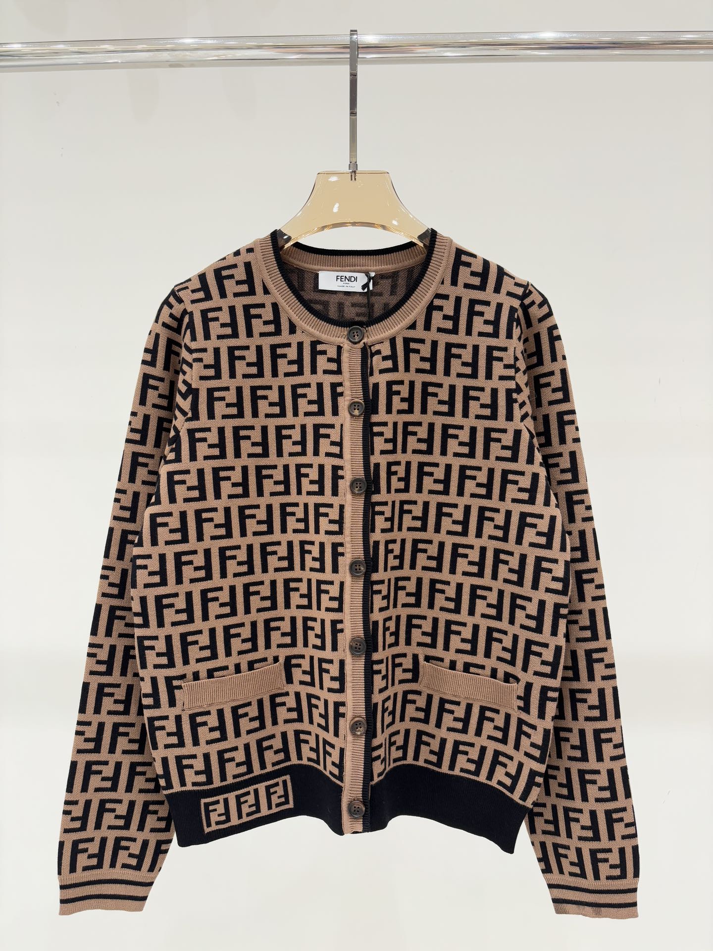 NO:492625,Fendi Cardigan | 25 early autumn new round neck classic double F presbyterian letter logo jacquard full print casual knit cardigan color brown sizeS M L,,fendi,alexander wang19860909芬迪开衫｜25早秋新款圆领经典双Ｆ老花字母logo提花满印休闲针织开衫 颜色褐色 sizeS M L,,fendi,alexander wang,Women's clothing
