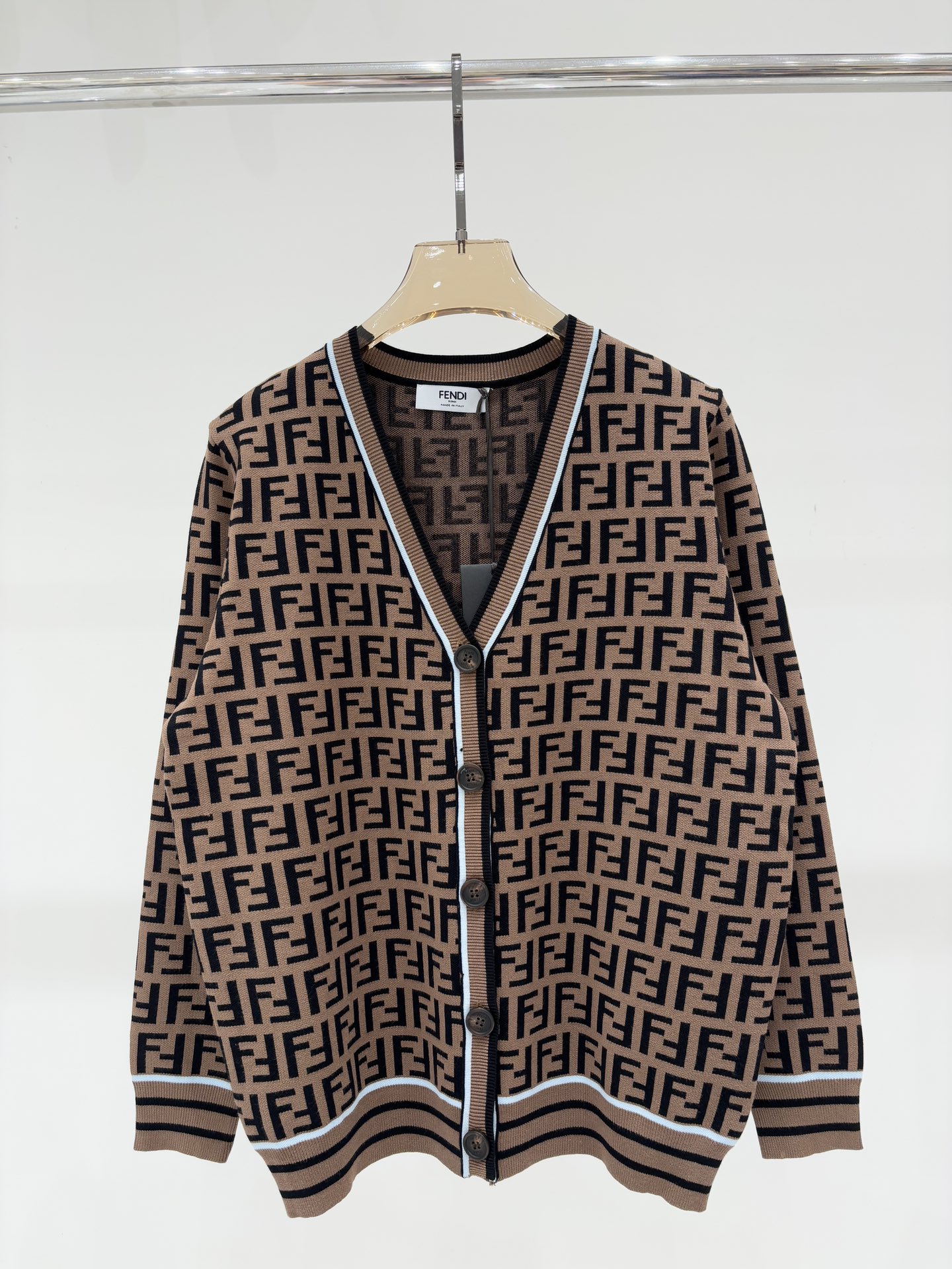 NO:492620,Fendi Cardigan | 25 early autumn new v-neck classic double F presbyterian letter logo jacquard full print casual knit cardigan color brown sizeS M L,,fendi,alexander wang19860909芬迪开衫｜25早秋新款v领经典双Ｆ老花字母logo提花满印休闲针织开衫 颜色褐色 sizeS M L,,fendi,alexander wang,Women's clothing