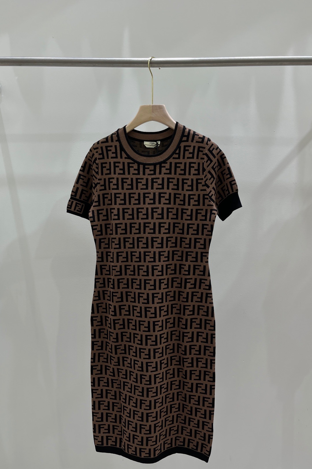 NO:492615,Fendi Dress｜25 early autumn new round neck classic double F presbyterian letter logo jacquard full print casual knitted dress color brown sizeS M L,,fendi,skirts,alexander wang19860909芬迪连衣裙｜25早秋新款圆领经典双Ｆ老花字母logo提花满印休闲针织连衣裙 颜色褐色 sizeS M L,,fendi,skirts,alexander wang,Women's clothing