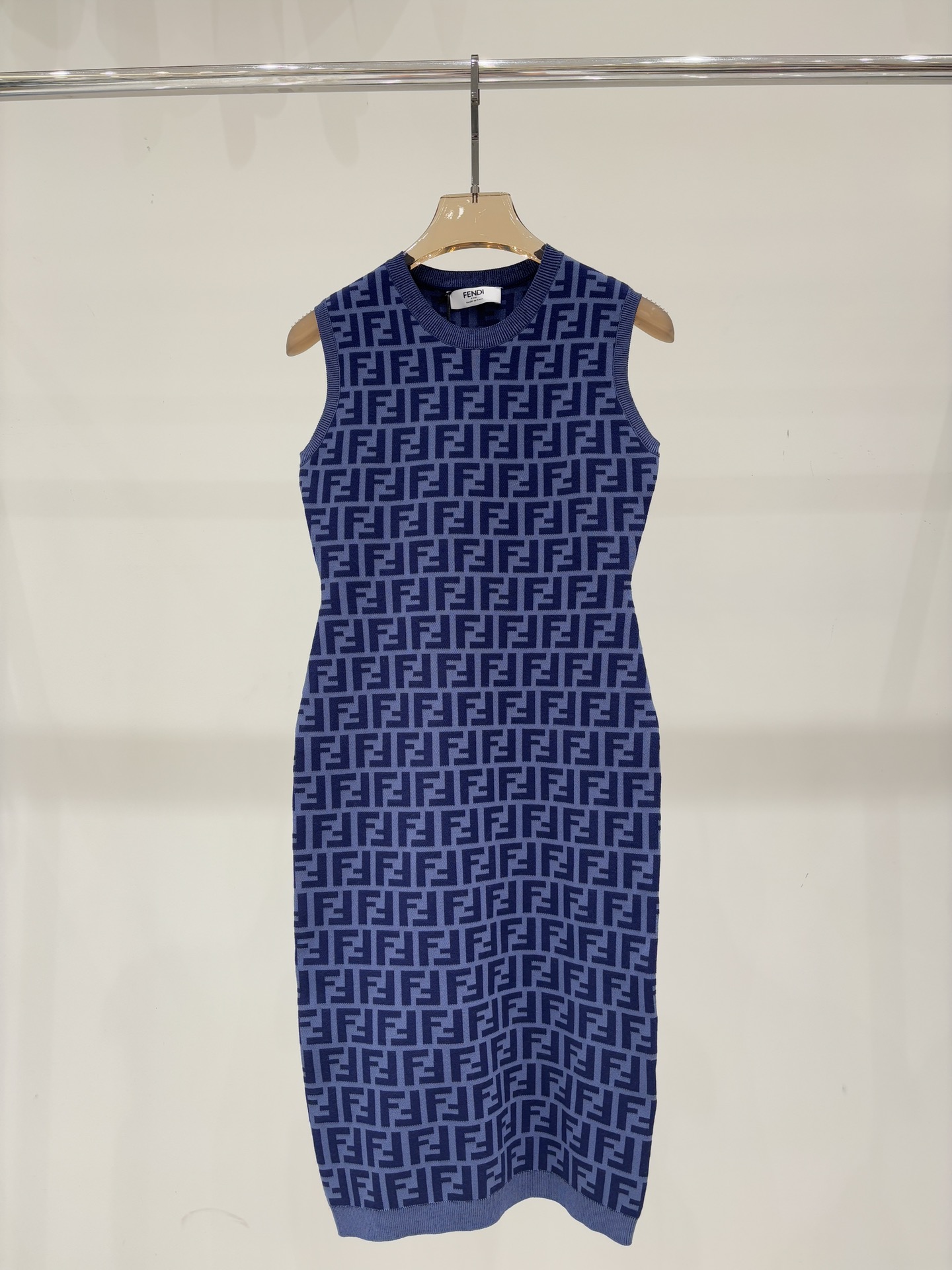 NO:492610,Fendi vest skirt｜25 early autumn new round neck classic double F presbyterian letter logo jacquard full print casual knitted vest skirt color blue sizeS M L,,fendi,skirts,alexander wang19860909芬迪背心裙｜25早秋新款圆领经典双Ｆ老花字母logo提花满印休闲针织背心裙 颜色蓝色 sizeS M L,,fendi,skirts,alexander wang,Women's clothing