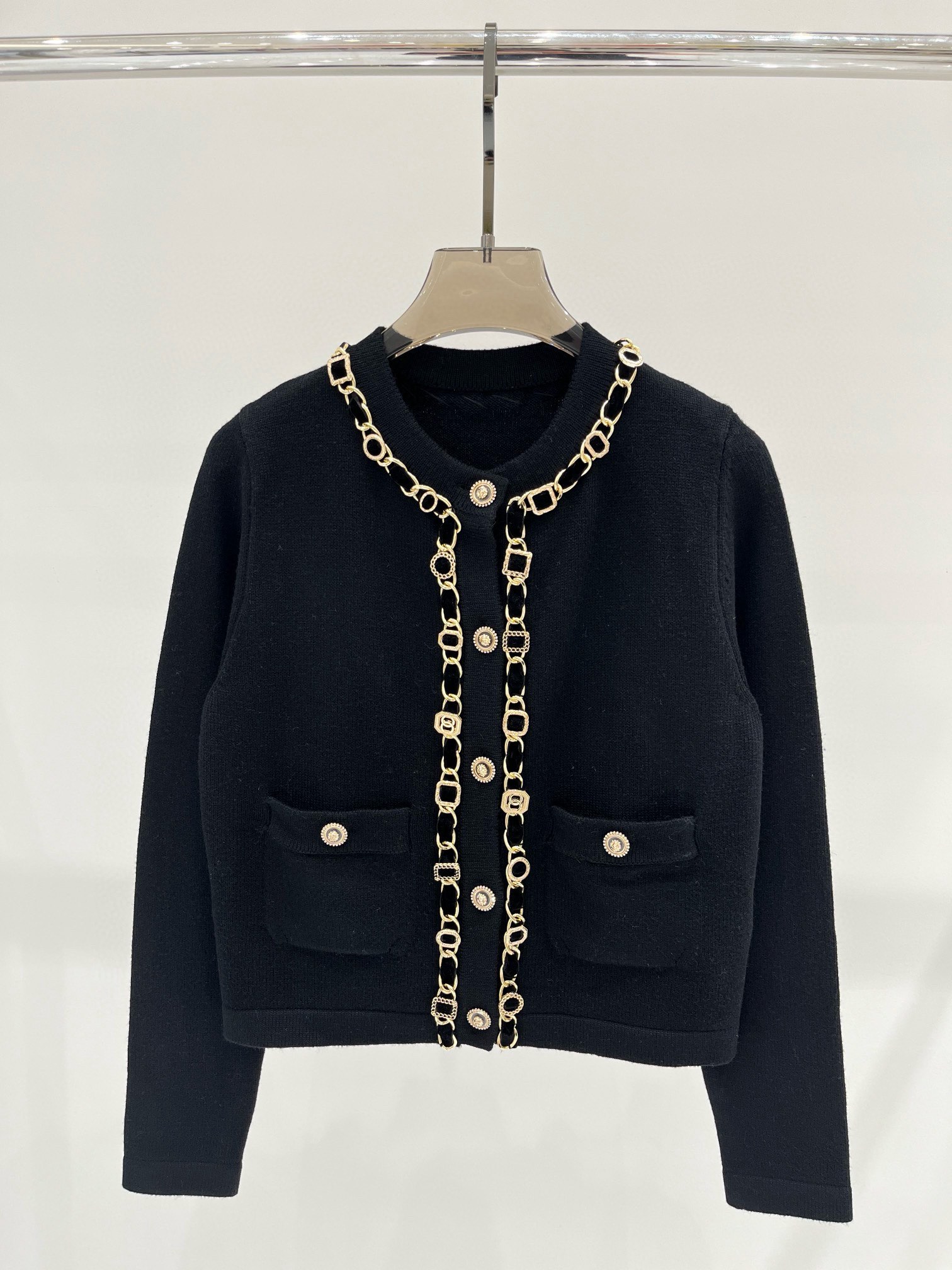 NO:492600,Xiaoxiang cardigan｜25 early autumn new round neck heavy industry chain metal decorative letter logo inlay button casual knit cardigan color black sizeS M L,,alexander wang19860909小香开衫｜25早秋新款圆领重工链条金属装饰字母logo嵌花钮扣休闲针织开衫 颜色黑色 sizeS M L,,alexander wang,Women's clothing