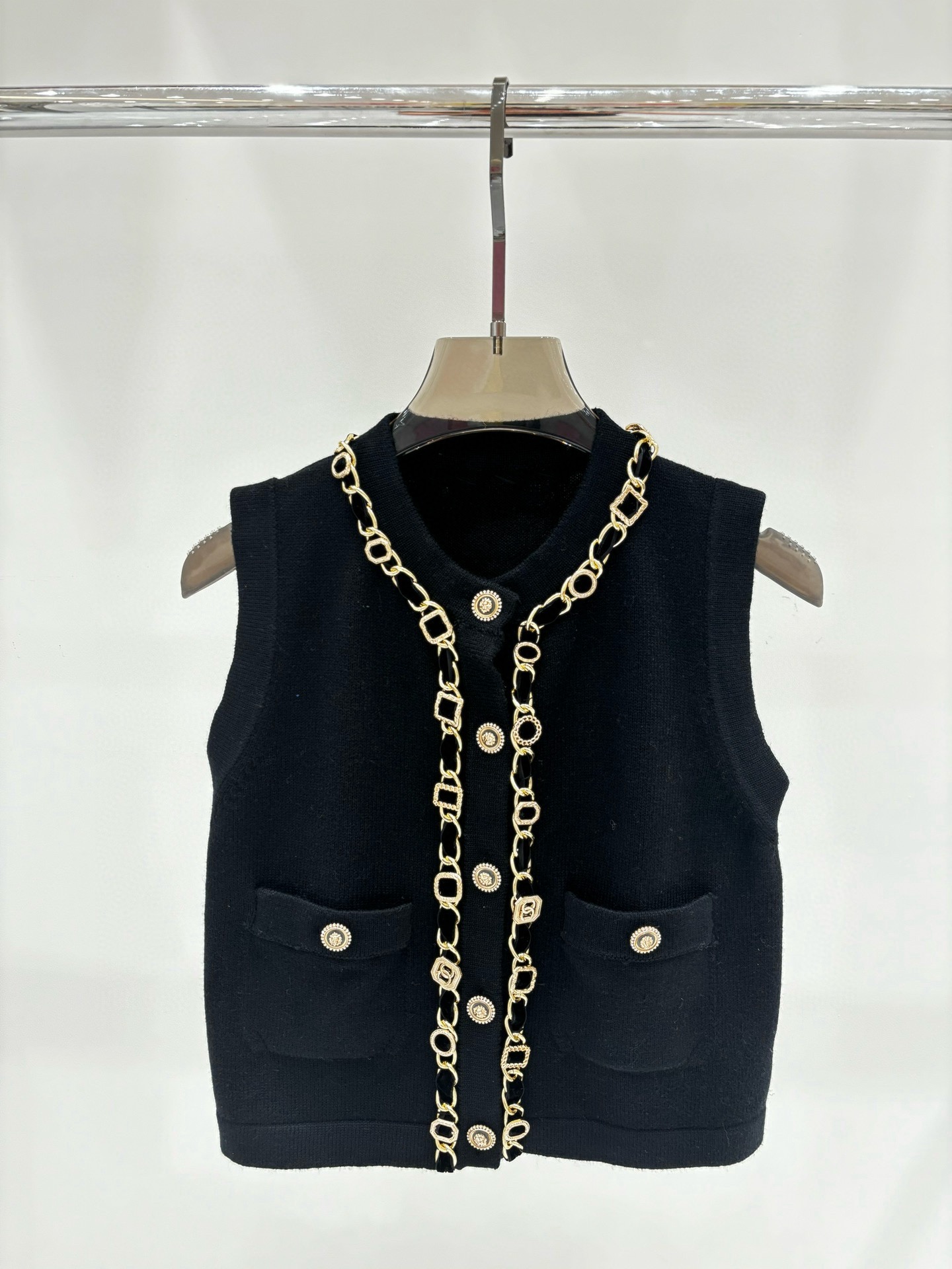 NO:492594,Xiaoxiang vest cardigan｜25 early autumn new round neck heavy industry chain metal decorative letter logo inlay button casual knitted vest vest color black sizeS M L,,alexander wang19860909小香背心开衫｜25早秋新款圆领重工链条金属装饰字母logo嵌花钮扣休闲针织背心马甲 颜色黑色 sizeS M L,,alexander wang,Women's clothing