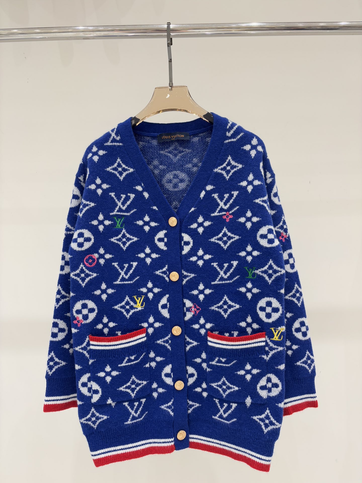 NO:492590,L family cardigan | 25 early autumn new v-neck letter logo classic pattern contrasting color jacquard full print casual knitted cardigan color royal blue sizeS M L,,louis vuitton,alexander wang19860909L家开衫｜25早秋新款v领字母logo经典花纹撞色提花满印休闲针织开衫 颜色宝蓝 sizeS M L,,louis vuitton,alexander wang,Women's clothing