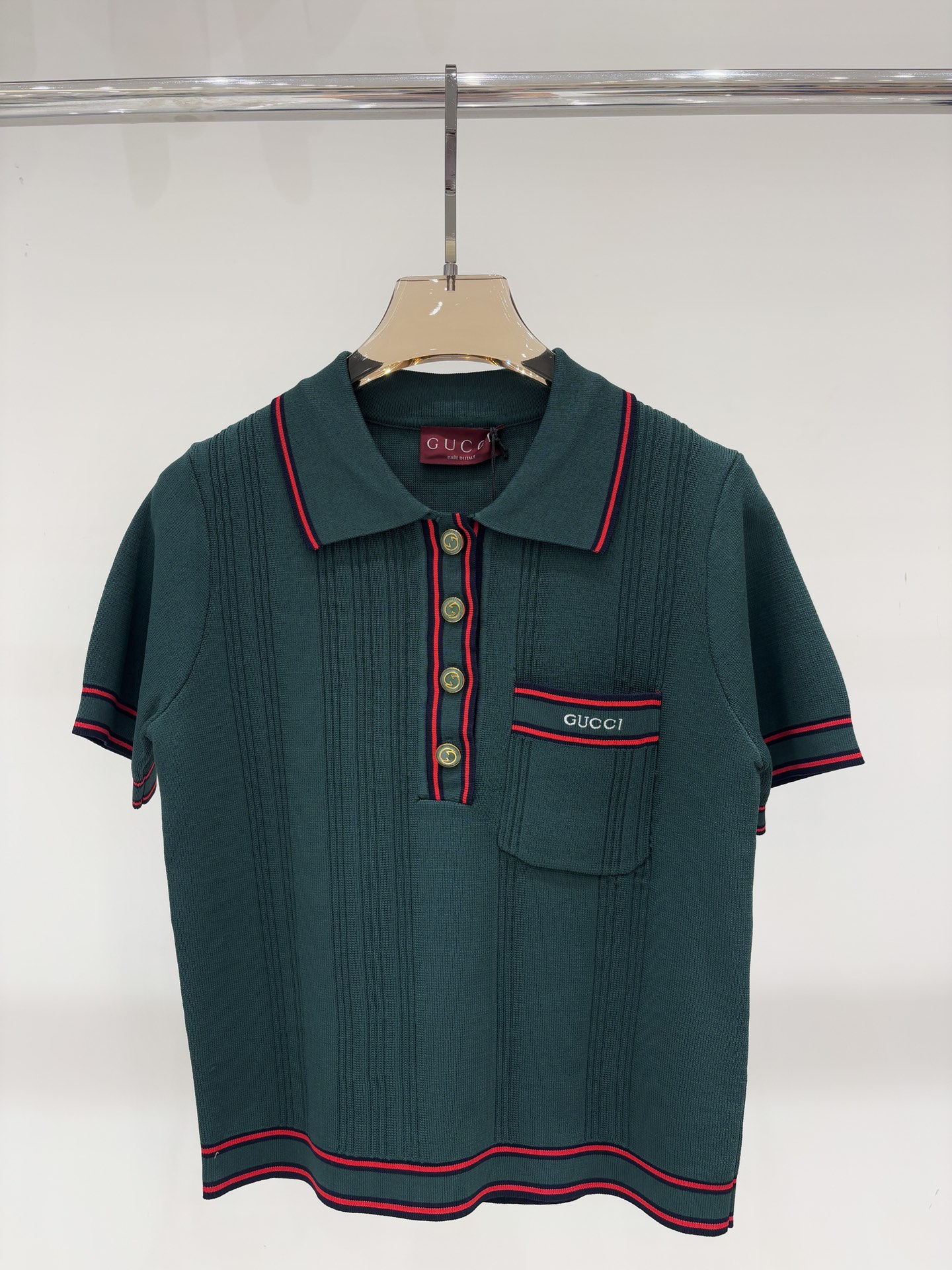NO:492576,G home short sleeves | 25 early autumn new lapel contrasting striped letter logo embroidery simple commuter knitted short sleeves color green sizeS M L,,gucci,T-shirt,alexander wang19860909G家短袖｜25早秋新款翻领撞色条纹字母logo刺绣简约通勤针织短袖 颜色绿色 sizeS M L,,gucci,T-shirt,alexander wang,Women's clothing