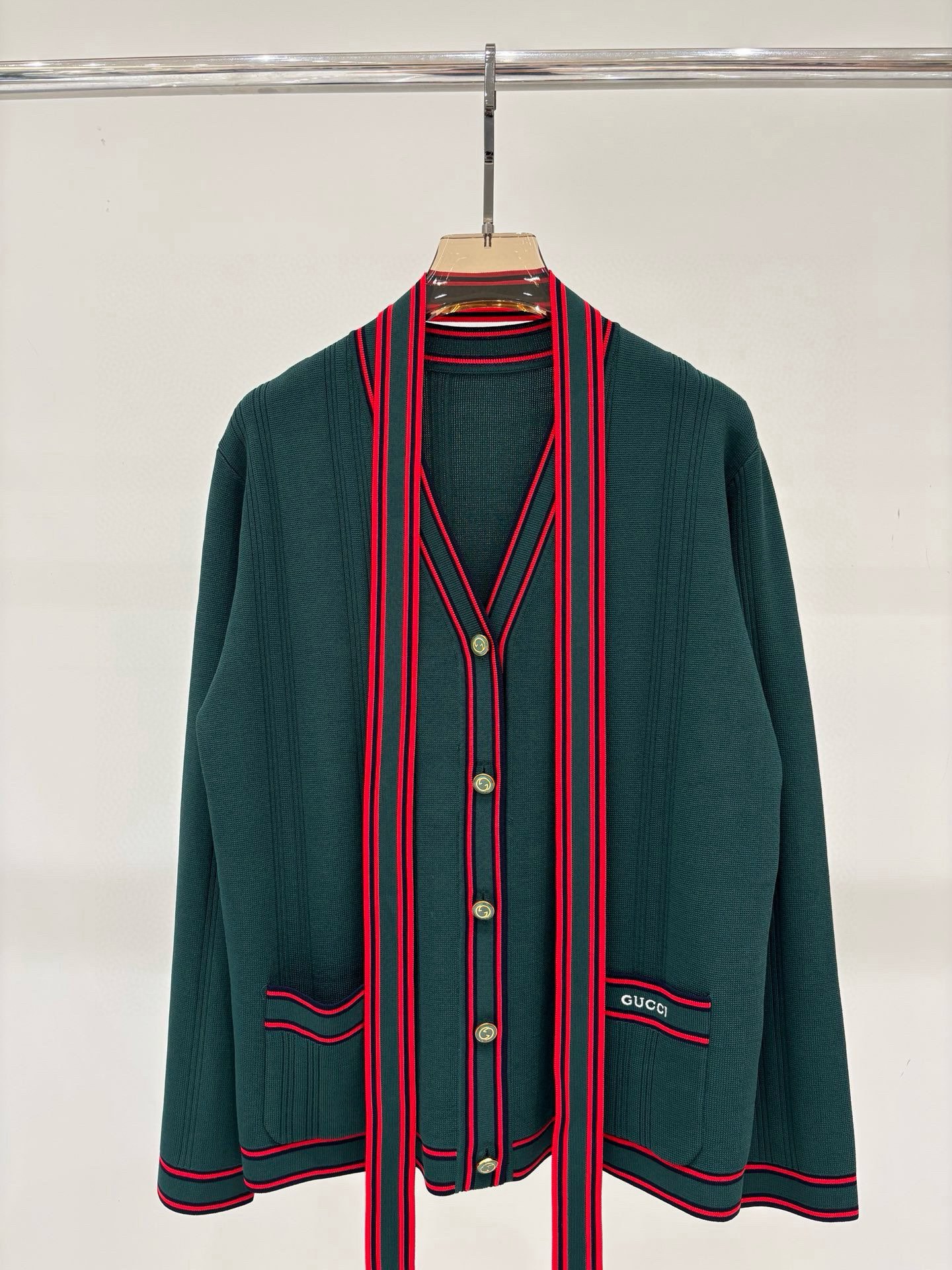 NO:492569,G home cardigan | 25 early autumn new v-neck contrasting striped letter logo embroidery simple commuter knit cardigan color green sizeS M L,,gucci,alexander wang19860909G家开衫｜25早秋新款v领撞色条纹字母logo刺绣简约通勤针织开衫 颜色绿色 sizeS M L,,gucci,alexander wang,Women's clothing