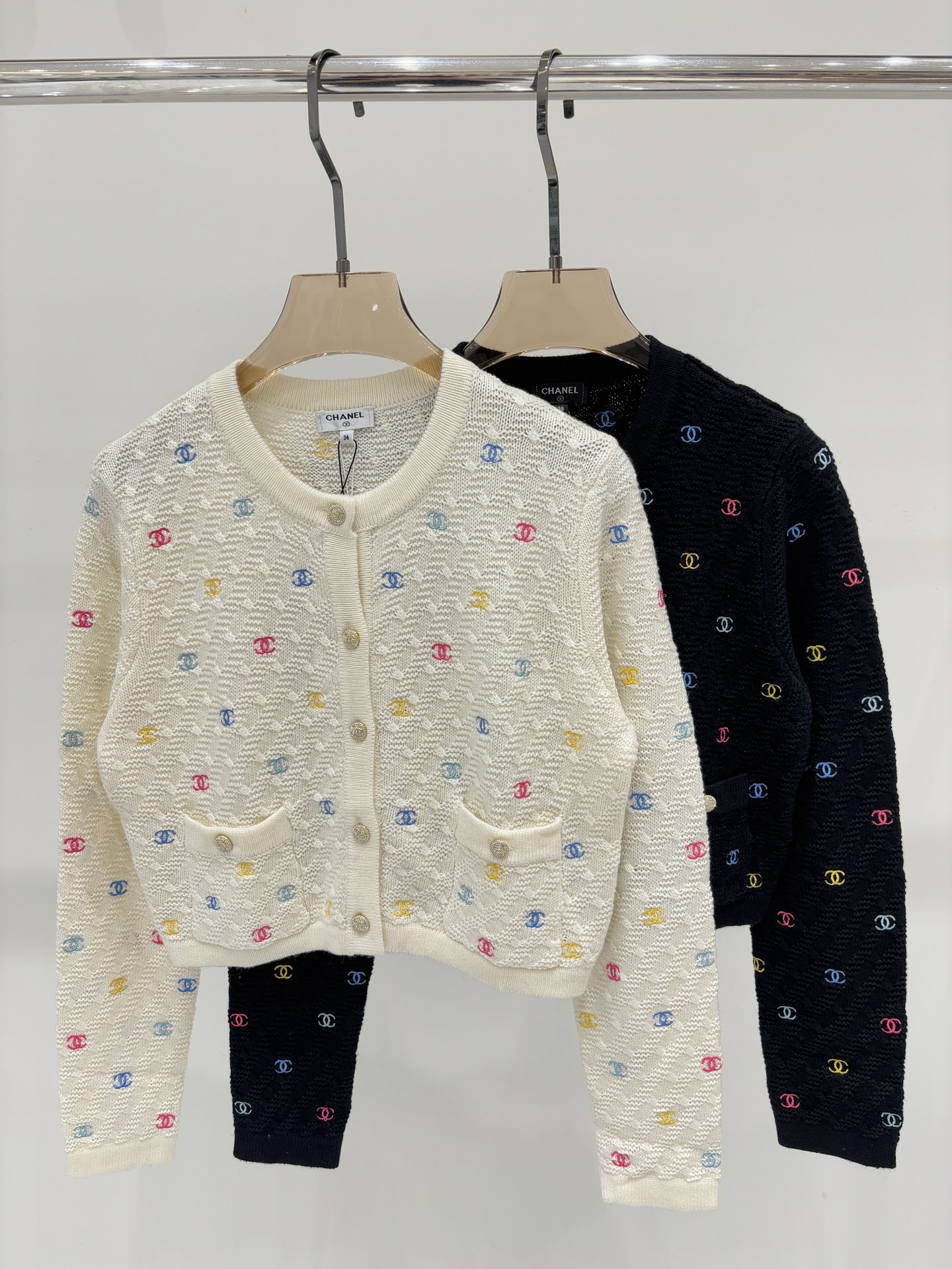 NO:499085,Xiaoxiang Cardigan｜25 early autumn new round neck contrasting letter logo full body color embroidery Xiaoxiang style casual knitted cardigan color white black size SML, alexander wang19860909小香开衫｜25早秋新款圆领撞色字母logo全身彩色刺绣小香风休闲针织开衫 颜色 白色 黑色 size SML,,alexander wang,Women's clothing