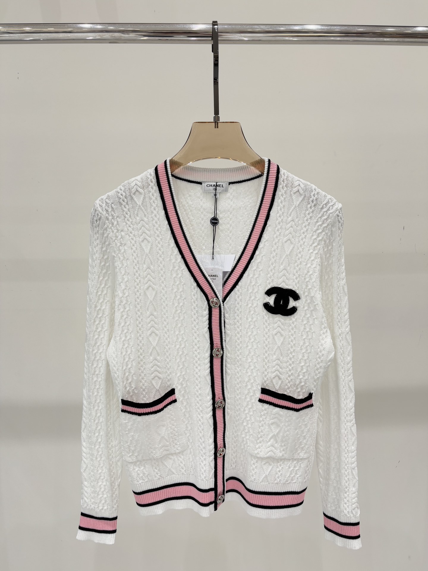NO:499090,Xiaoxiang cardigan｜25 early autumn new V-neck contrasting striped letter logo three-dimensional jacquard simple casual knitted cardigan color uniform color size SML, alexander wang19860909小香开衫｜25早秋新款V领撞色条纹字母logo立体提花简约休闲针织开衫 颜色 均色 size SML,,alexander wang,Women's clothing
