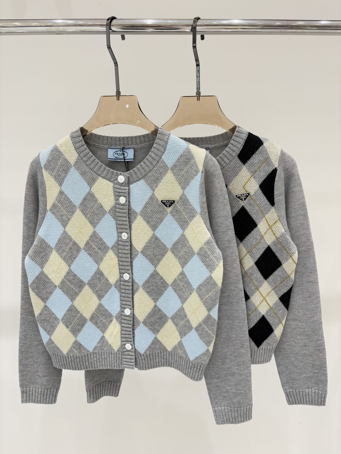 NO:499093,Prada Cardigan | 25 early autumn new round neck contrasting diamond check logo logo simple retro knit cardigan color uniform color size SML, prada, alexander wang19860909普拉达开衫｜25早秋新款圆领撞色菱形格纹logo徽标简约复古针织开衫 颜色 均色 size SML,,prada,alexander wang,Women's clothing