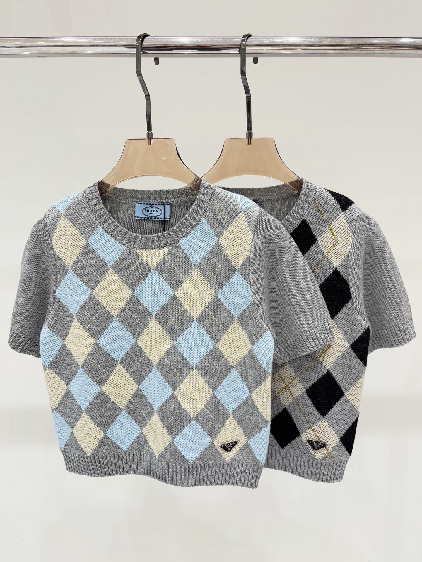 NO:499097,Prada Short Sleeve | 25 early autumn new round neck contrasting diamond checked jacquard logo simple casual knitted short sleeve color blue black size SML, prada, T-shirt, alexander wang19860909普拉达短袖｜25早秋新款圆领撞色菱形格纹提花中logo徽标简约休闲针织短袖 颜色 蓝色 黑色 size SML,,prada,T-shirt,alexander wang,Women's clothing