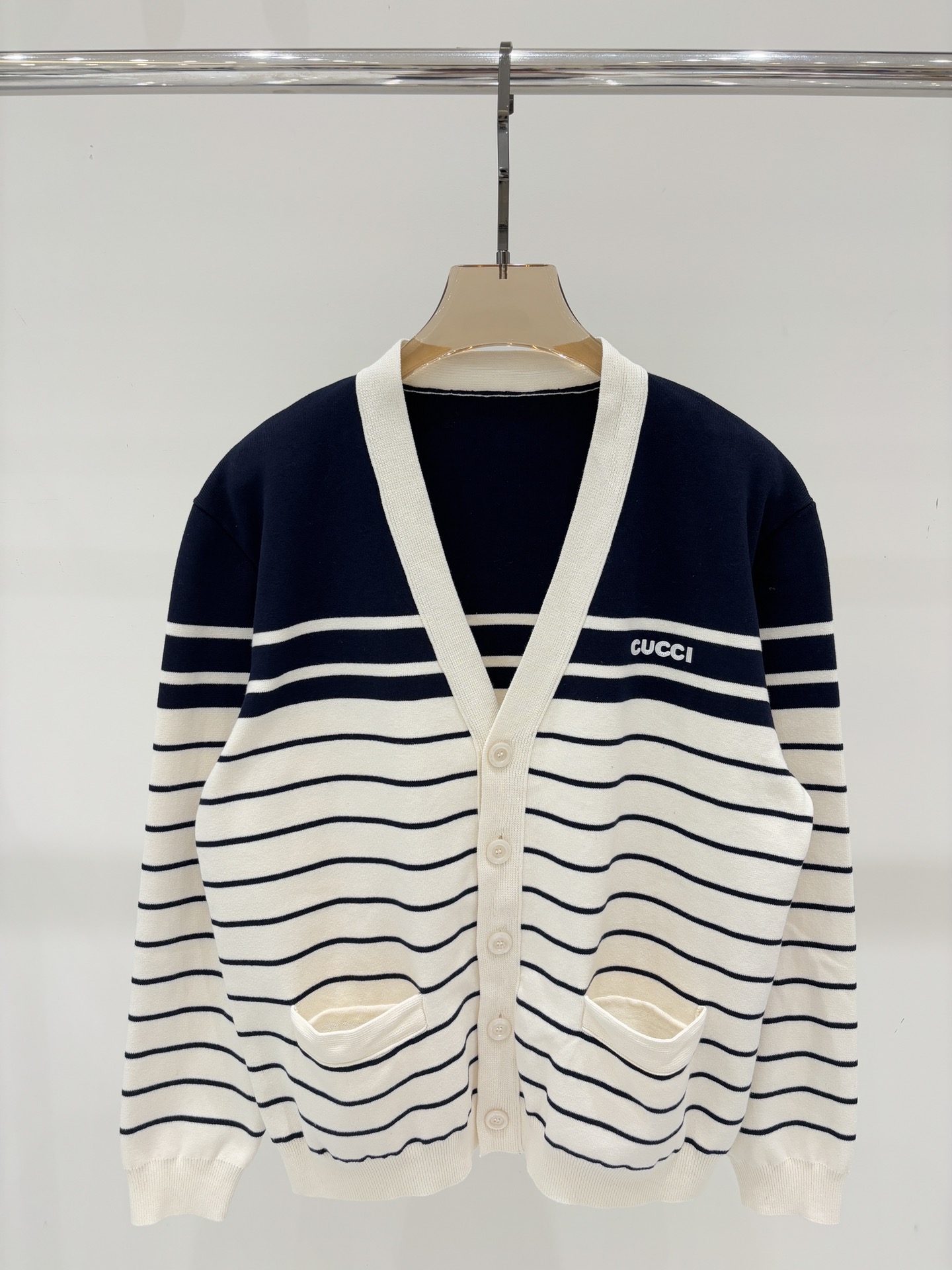 NO:499105,G home cardigan｜25 early autumn new V-neck color block striped letter logo three-dimensional jacquard simple round neck knitted cardigan color uniform color size SML, gucci, alexander wang19860909G家开衫｜25早秋新款V领拼色条纹字母logo立体提花简约圆领针织开衫 颜色 均色 size SML,,gucci,alexander wang,Women's clothing