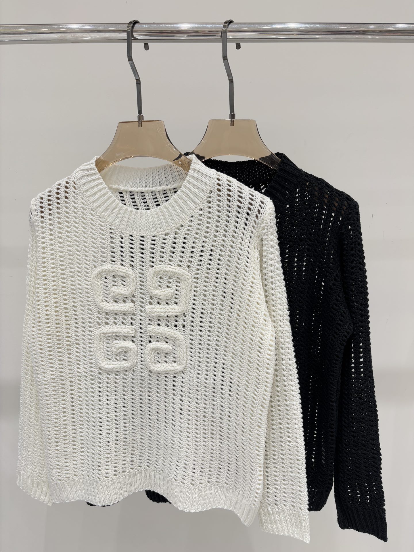 NO:499080,Givenchy long-sleeved 25 early autumn new round neck hollow logo three-dimensional jacquard and breathable knitted pullover top color white black size SML, givennchy, alexander wang19860909纪梵希长袖｜25早秋新款圆领镂空logo立体提花简约透气针织套头上衣 颜色 白色 黑色 size SML,,givenchy,alexander wang,Women's clothing