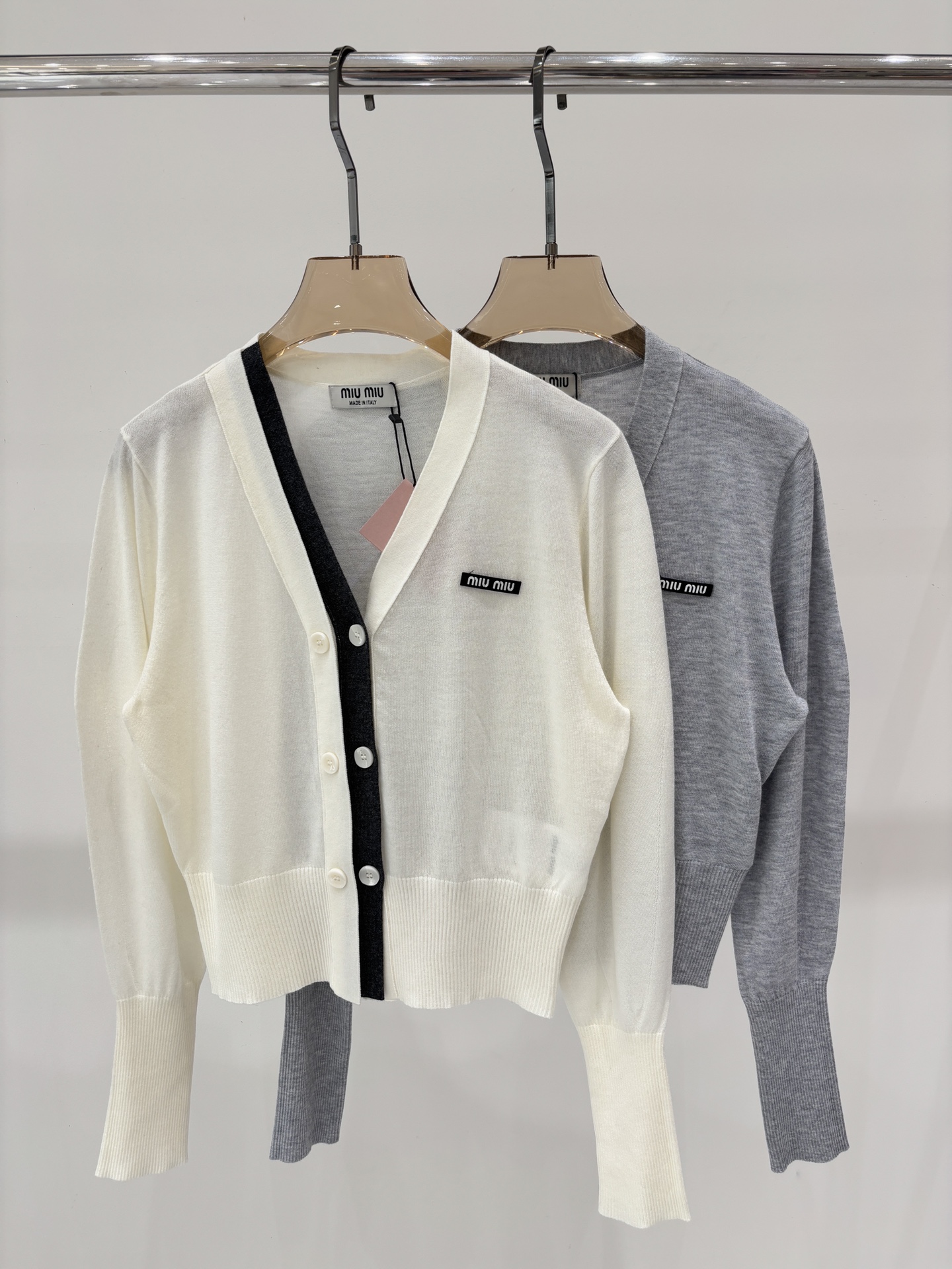 NO:500574,miu cardigan | 25 early autumn new V color block letter logo patch fake two simple casual knit cardigan color white gray size SML, miumiu, alexander wang19860909miu开衫｜25早秋新款V拼色字母logo贴布假两件简约休闲针织开衫 颜色白色 灰色 size SML,,miumiu,alexander wang,Women's clothing