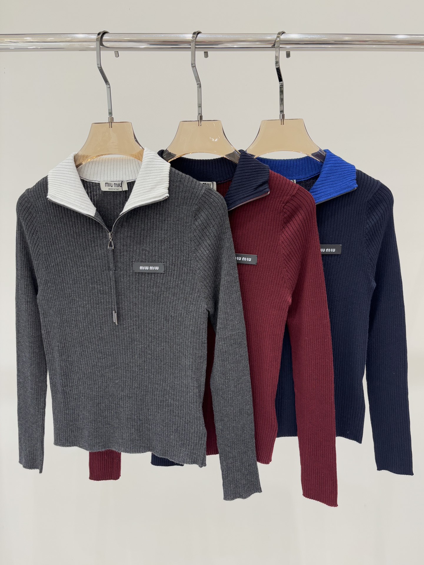 NO:500571,miu long sleeves｜25 early autumn new lapel contrasting half-open collar letter logo patch simple retro knitted pullover top color gray red navy blue size SML, miumiu, alexander wang19860909miu长袖｜25早秋新款翻领撞色半开领字母logo贴布简约复古针织套头上衣 颜色 灰色 红色 藏蓝色 size SML,,miumiu,alexander wang,Women's clothing