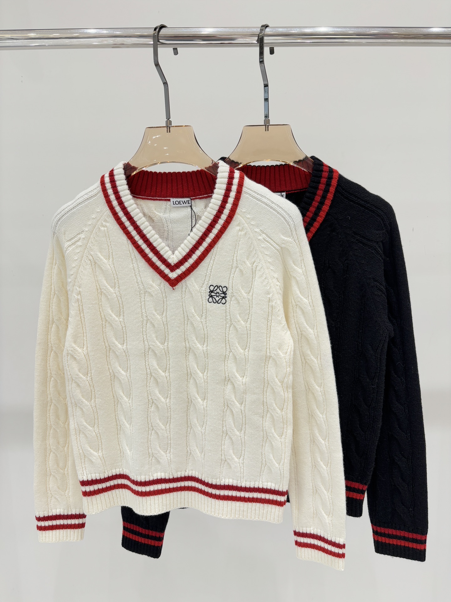 NO:500568,Luo Yiwei long sleeves｜2 early autumn new v-neck letter logo embroidered jacquard red stripes decoration simple casual knitted long sleeves color beige black sizeS M L,,loewe,alexander wang19860909罗意威长袖｜2早秋新款v领字母logo刺绣提花红色条纹装饰简约休闲针织长袖 颜色米色 黑色 sizeS M L,,loewe,alexander wang,Women's clothing