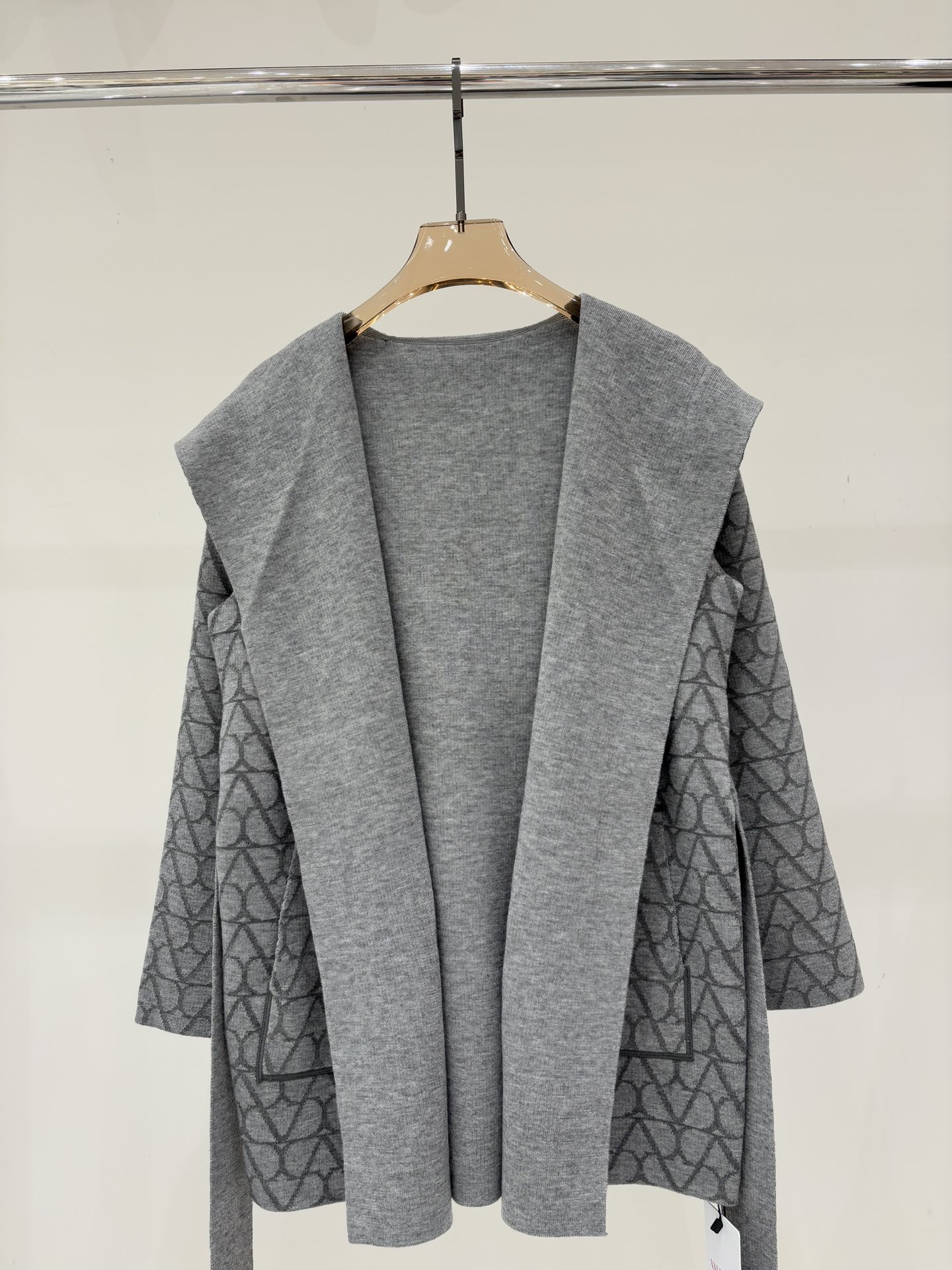 NO:500565,Valentino cardigan | 25 early autumn new hooded letter logo in the same color jacquard full print simple casual double-sided knitted cardigan color gray sizeS M L,,valentino,hats,alexander wang19860909华伦天奴开衫｜25早秋新款连帽字母logo同色系提花满印简约休闲双面穿针织开衫 颜色灰色 sizeS M L,,valentino,hats,alexander wang,Women's clothing