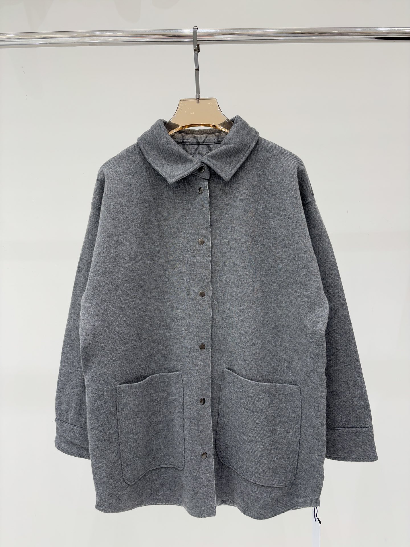 NO:499693,Valentino cardigan | 25 early autumn new lapel letter logo in the same color jacquard full print simple solid color casual long knitted cardigan color gray sizeS M L,,valentino,alexander wang19860909华伦天奴开衫｜25早秋新款翻领字母logo同色系提花满印简约纯色休闲长款针织开衫 颜色灰色 sizeS M L,,valentino,alexander wang,Women's clothing