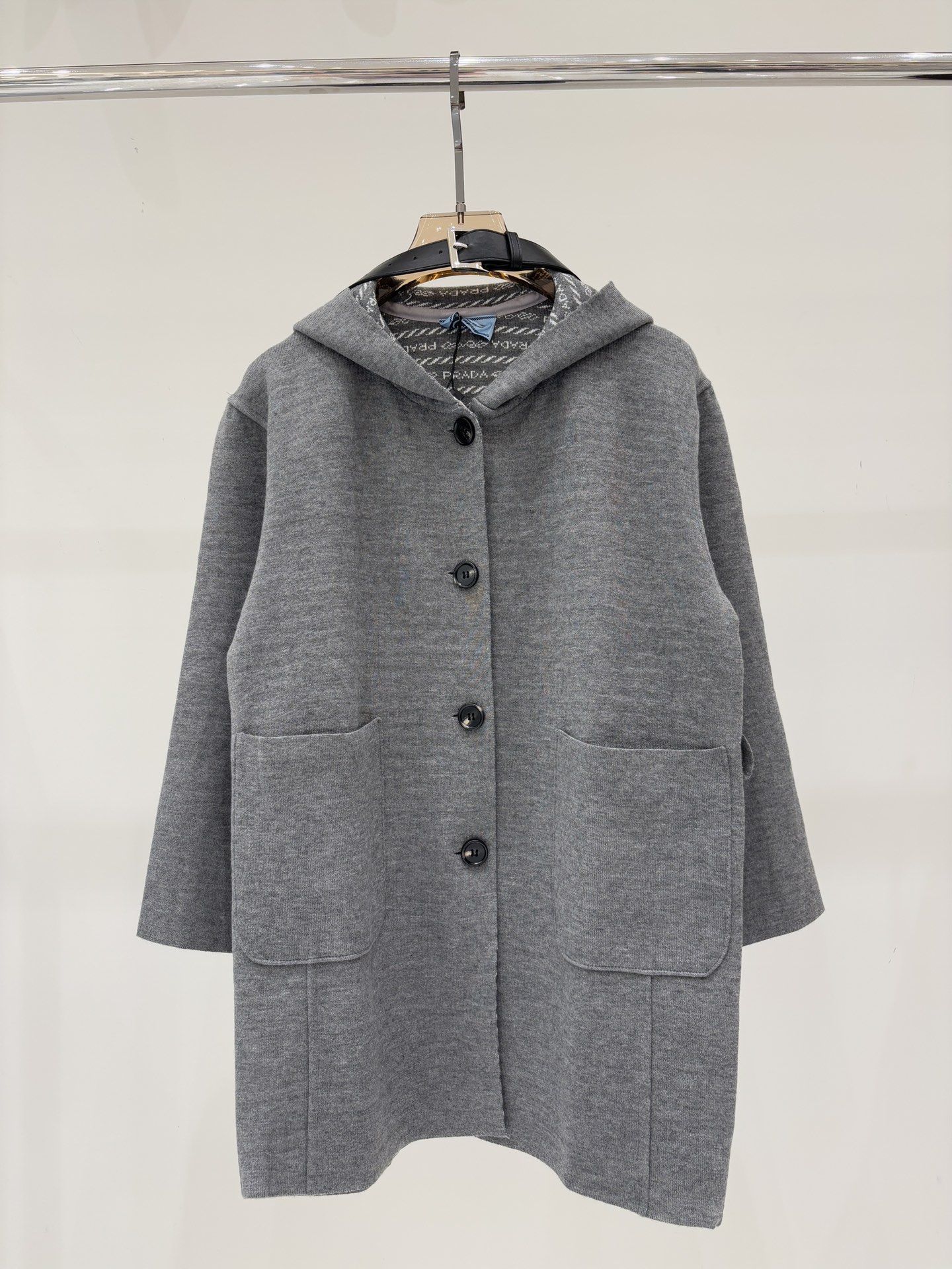 NO:499696,Prada Cardigan | 25 early autumn new hooded letter logo jacquard stripes contrasting color simple casual leather belt long knit cardigan color gray sizeS M L,,prada,hats,alexander wang19860909普拉达开衫｜25早秋新款连帽字母logo提花条纹撞色满印简约休闲皮质腰带长款针织开衫 颜色灰色 sizeS M L,,prada,hats,alexander wang,Women's clothing