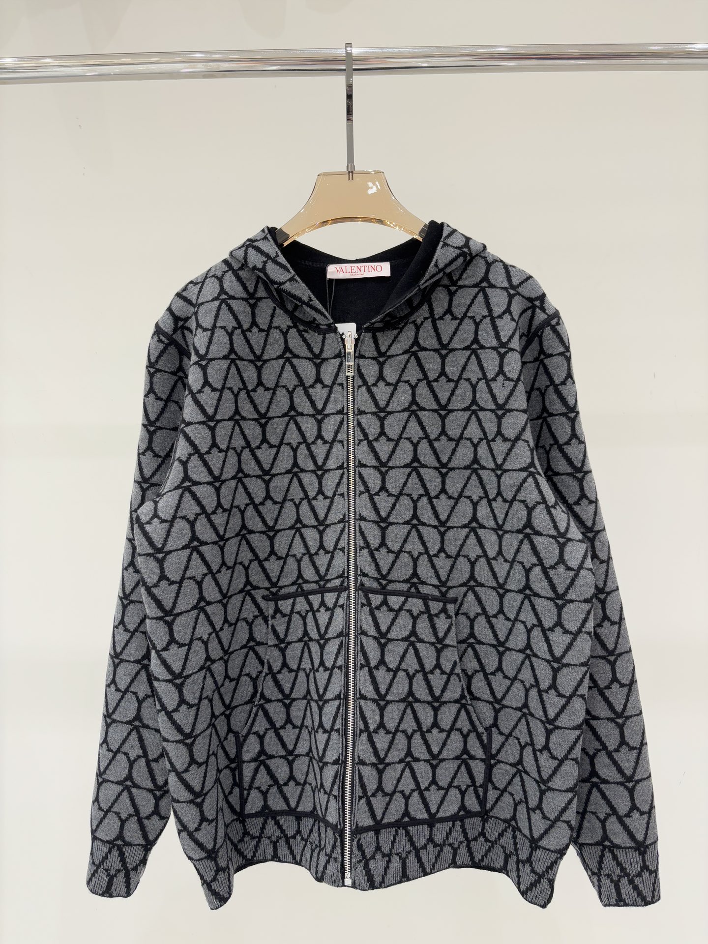 NO:499700,Valentino Cardigan | 25 early autumn new hooded letter logo in the same color jacquard full print simple casual metal zipper double-sided knitted cardigan color gray/black sizeS M L,,valentino,hats,alexander wang19860909华伦天奴开衫｜25早秋新款连帽字母logo同色系提花满印简约休闲金属拉链双面穿针织开衫 颜色灰/黑 sizeS M L,,valentino,hats,alexander wang,Women's clothing