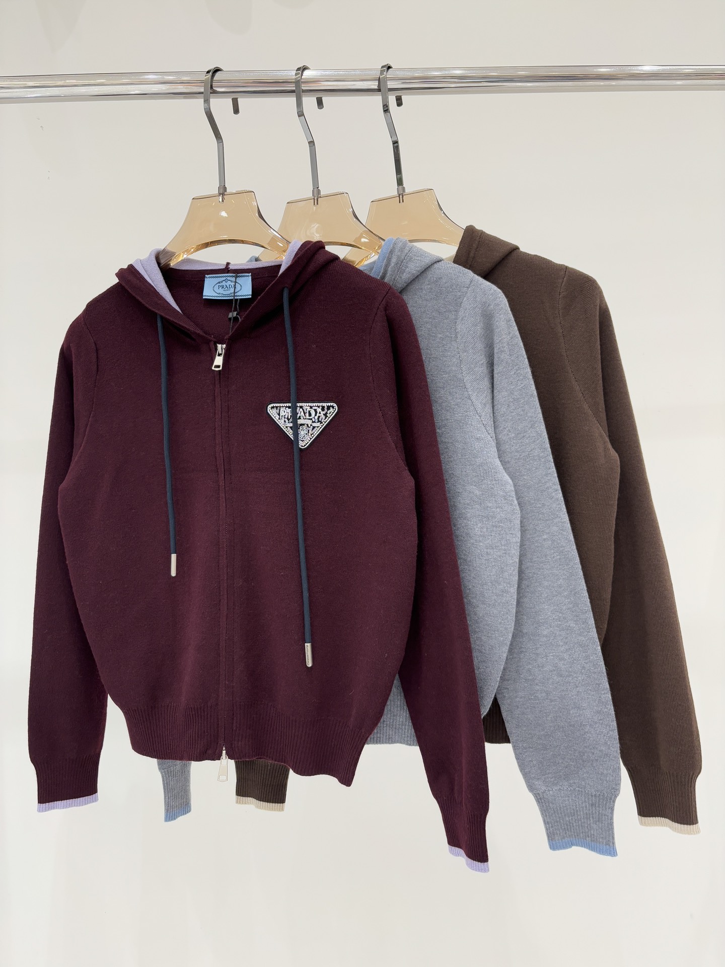 NO:500562,Prada Cardigan | 25 early autumn new hooded letter logo beaded embroidery patch decoration simple casual double-headed metal zipper knit cardigan color wine red gray brown sizeS M L,,prada,hats,alexander wang19860909普拉达开衫｜25早秋新款连帽字母logo串珠刺绣贴布装饰简约休闲双头金属拉链针织开衫 颜色酒红 灰色 褐色 sizeS M L,,prada,hats,alexander wang,Women's clothing