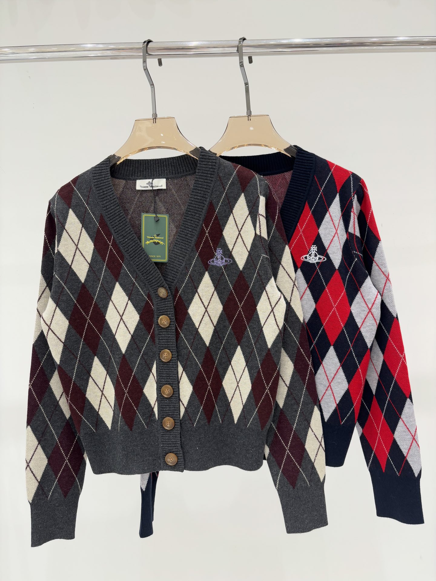 NO:502329,Queen Mother's Cardigan | 25 early autumn new V-Terminal Saturn logo embroidered jacquard diamond check contrast color decoration simple horn button casual knitted cardigan color gray navy sizeS M L,,alexander wang19860909西太后开衫｜25早秋新款v领土星logo刺绣提花菱形格纹撞色装饰简约牛角扣休闲针织开衫 颜色灰色 藏青 sizeS M L,,alexander wang,Women's clothing