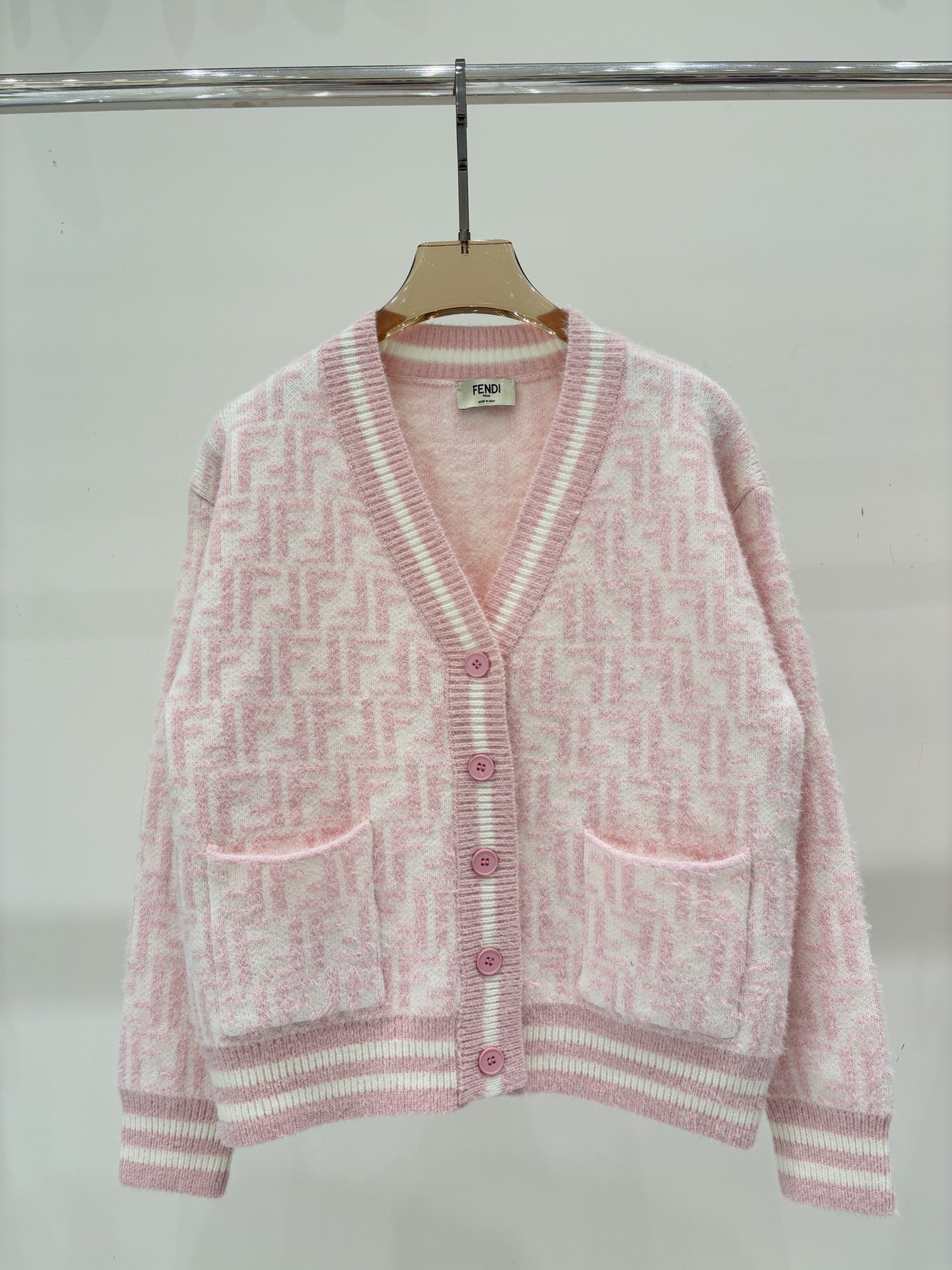 NO:502326,Fendi Cardigan | 25 early autumn new v-neck double F classic logo jacquard full print simple soft and glutinous casual knitted cardigan color pink sizeS M L,,fendi,alexander wang19860909芬迪开衫｜25早秋新款v领双F经典logo提花满印简约软糯休闲针织开衫 颜色粉色 sizeS M L,,fendi,alexander wang,Women's clothing