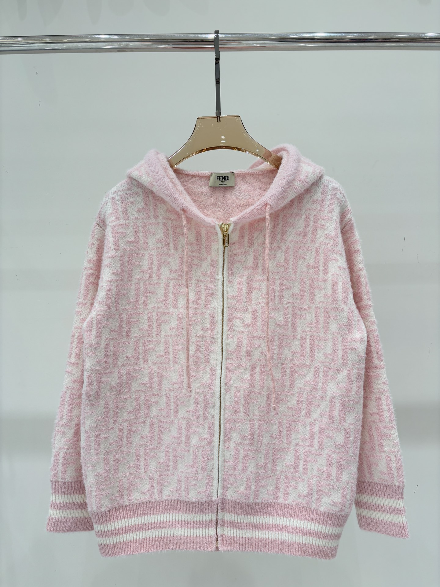 NO:502323,Fendi Cardigan | 25 early autumn new hooded double F classic logo jacquard full print simple soft and glutinous casual knitted cardigan color pink sizeS M L,,fendi,hats,alexander wang19860909芬迪开衫｜25早秋新款连帽双F经典logo提花满印简约软糯休闲针织开衫 颜色粉色 sizeS M L,,fendi,hats,alexander wang,Women's clothing