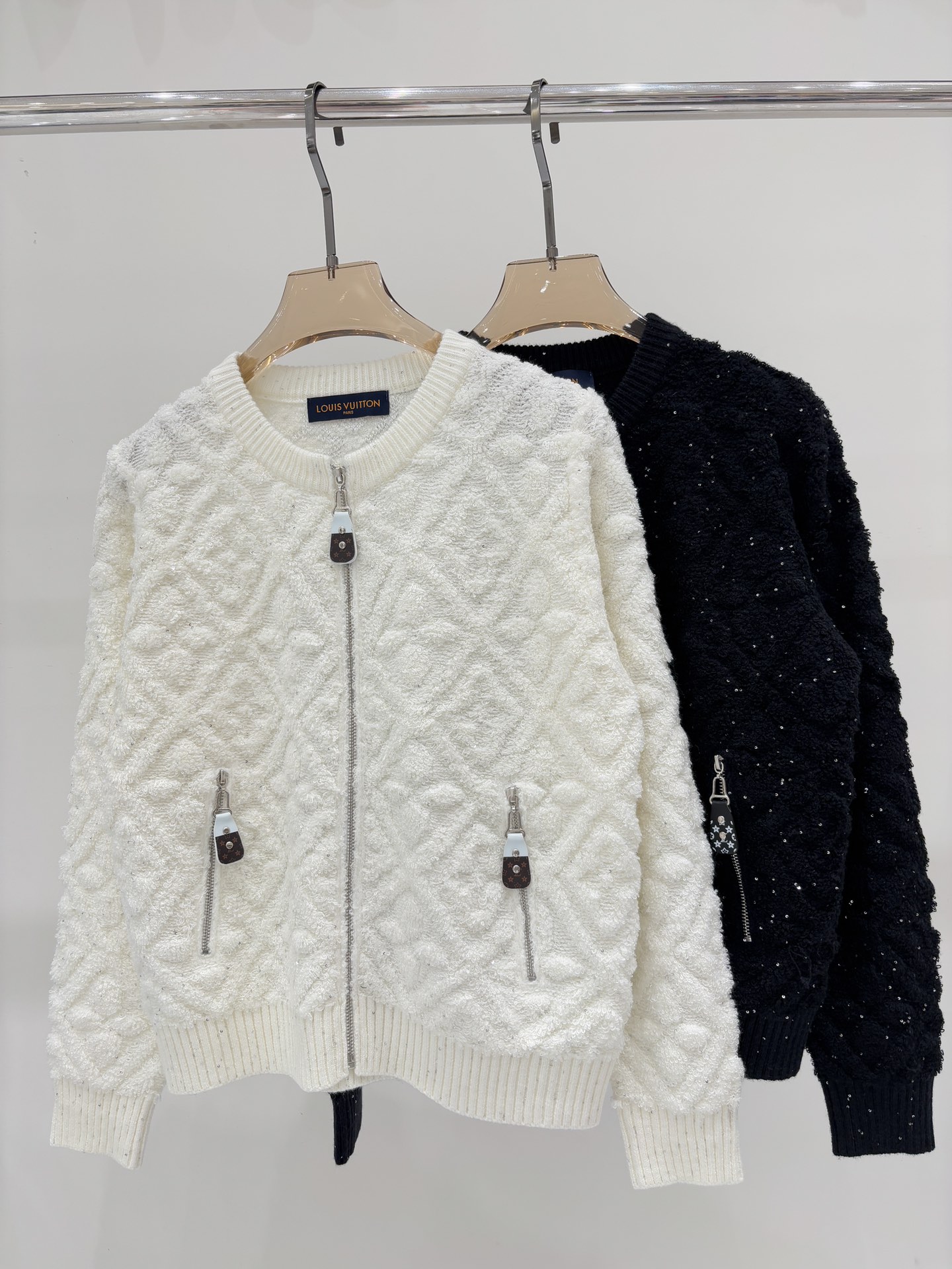 NO:502320,L family cardigan | 25 early autumn new round neck letter logo classic pattern three-dimensional relief pattern jacquard simple brown leather zipper buckle casual knitted cardigan color white black sizeS M L,,louis vuitton,alexander wang19860909L家开衫｜25早秋新款圆领字母logo经典花纹立体浮雕图案提花简约棕色皮质拉链扣休闲针织开衫 颜色白色 黑色 sizeS M L,,louis vuitton,alexander wang,Women's clothing