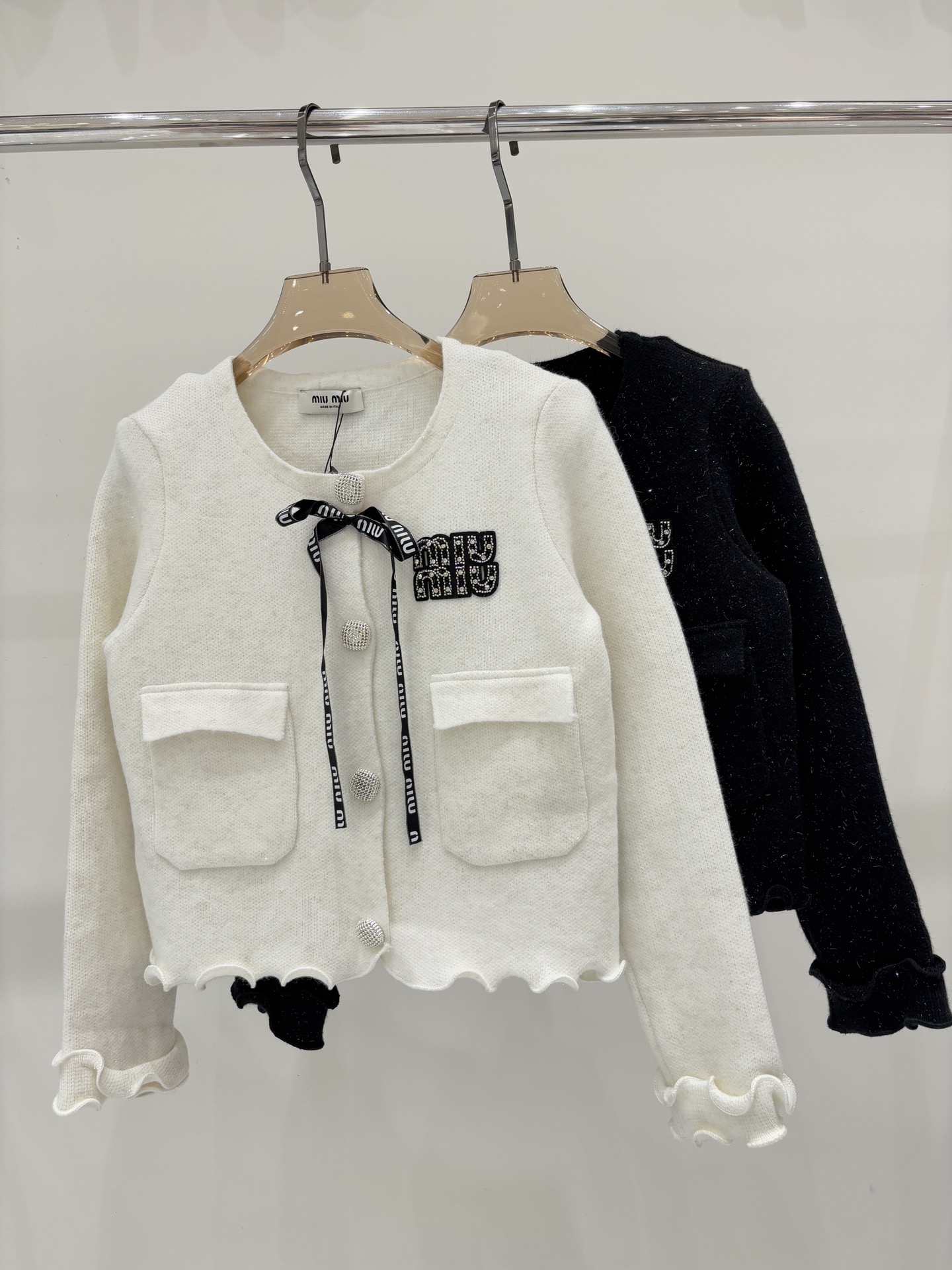 NO:502317,miu cardigan | 25 early autumn new round neck letter logo hot diamond contrast stickers full of print bow brooch simple small lace knitted cardigan color white black sizeS M L,,miumiu,brooch,breastpin,alexander wang19860909miu开衫｜25早秋新款圆领字母logo烫钻撞色贴布满印蝴蝶结胸针简约小花边针织开衫 颜色白色 黑色 sizeS M L,,miumiu,brooch，breastpin,alexander wang,Women's clothing
