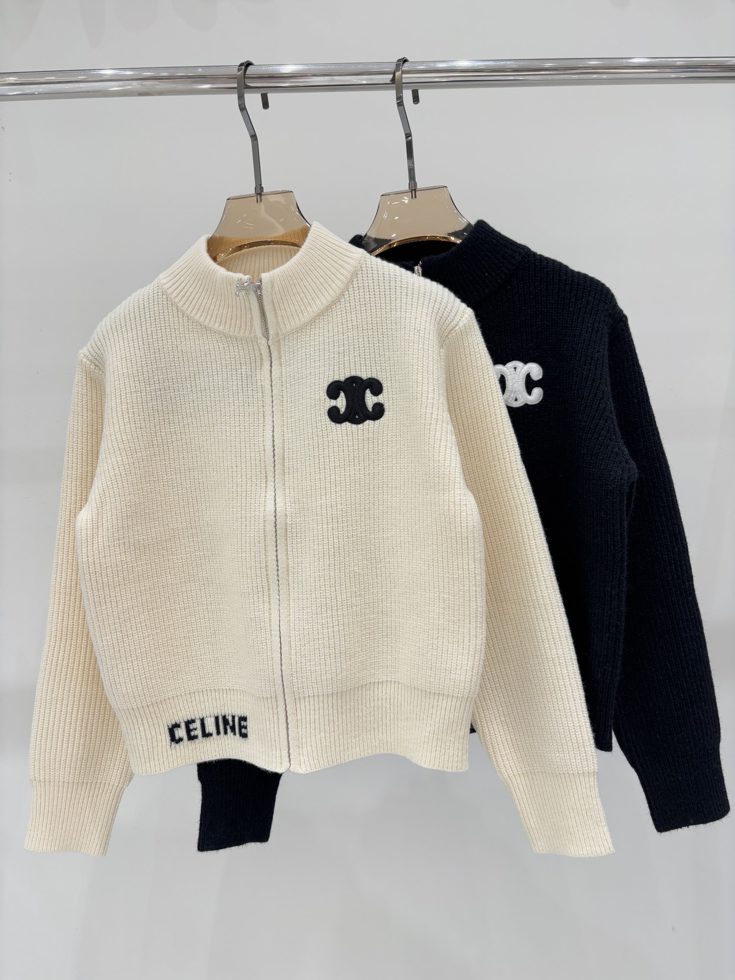NO:502311,Sailin Cardigan | 25 early autumn new stand-up collar letter logo embroidered patch jacquard simple casual knitted cardigan color apricot black sizeS M L,,alexander wang19860909赛林开衫｜25早秋新款立领字母logo刺绣贴布提花简约休闲针织开衫 颜色杏色 黑色 sizeS M L,,alexander wang,Women's clothing
