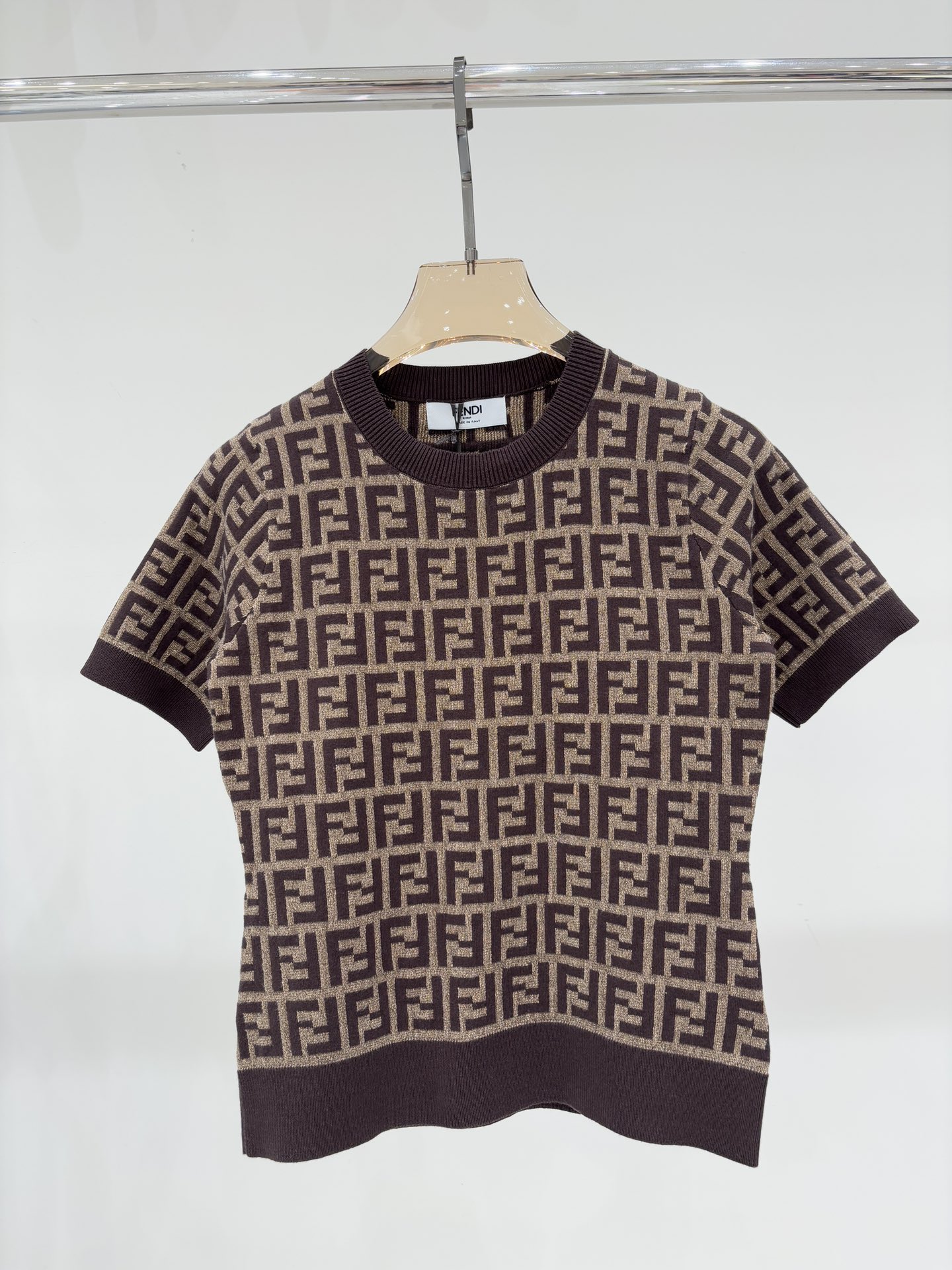 NO:502307,Fendi short sleeves｜25 early autumn new round neck double F letter classic logo straight strip contrasting color full print casual knitted short sleeve color brown sizeS M L,,fendi,T-shirt,alexander wang19860909芬迪短袖｜25早秋新款圆领双F字母经典logo直条撞色满印休闲针织短袖 颜色褐色 sizeS M L,,fendi,T-shirt,alexander wang,Women's clothing