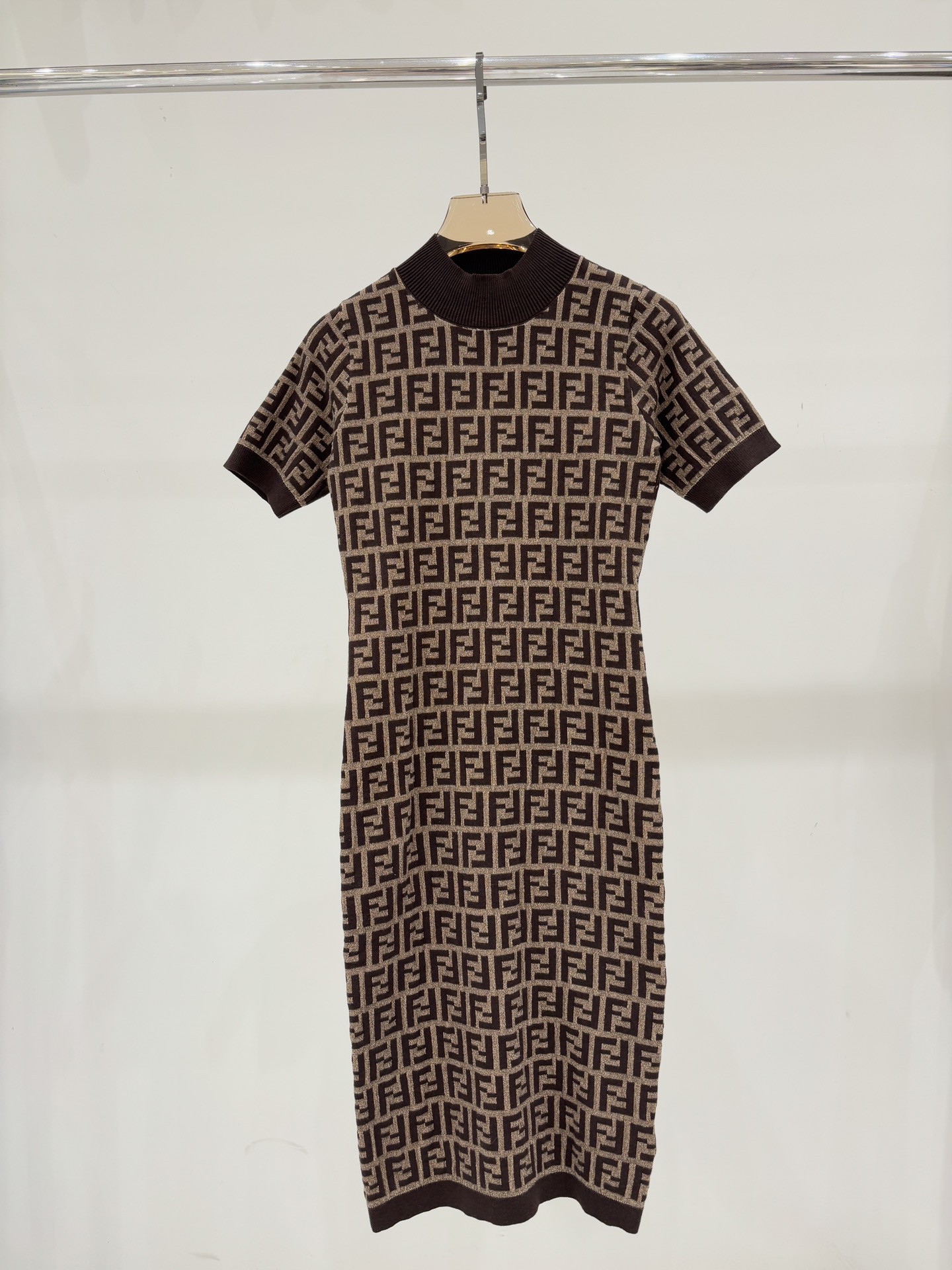 NO:502332,Fendi short-sleeved skirt｜25 early autumn new small round neck double F letter classic logo straight strip contrasting color full print casual knitted short-sleeved skirt color brown sizeS M L,,fendi,skirts,T-shirt,alexander wang19860909芬迪短袖裙｜25早秋新款小圆领双F字母经典logo直条撞色满印休闲针织短袖裙 颜色褐色 sizeS M L,,fendi,skirts,T-shirt,alexander wang,Women's clothing